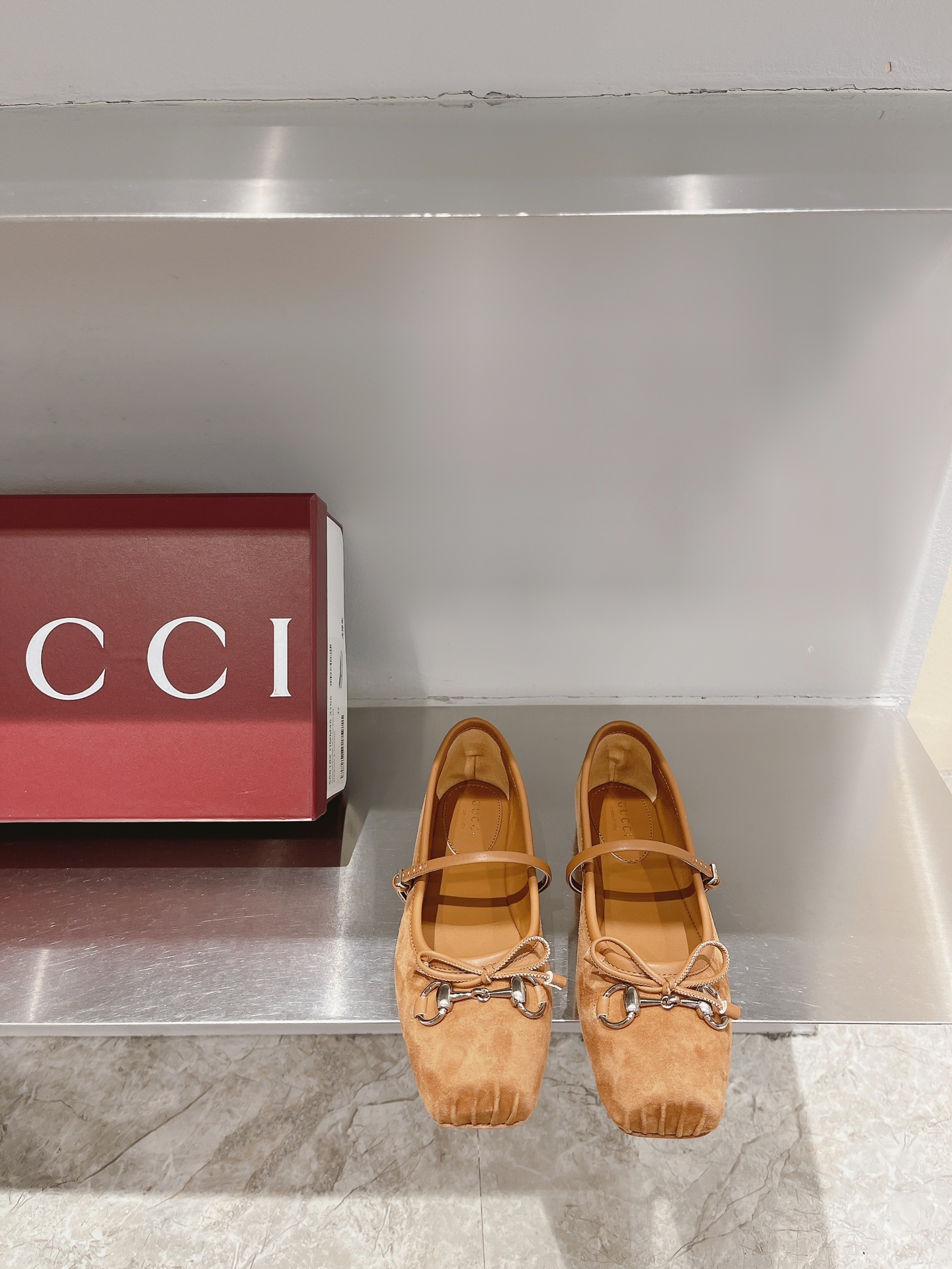 GUCCI балетки с пряжкой в стиле конского удила из ранней весенней коллекции, подиумная модель + красные заклёпки Ancora, на заказ телячья кожа/замша/шёлк, импортная натуральная кожаная подошва