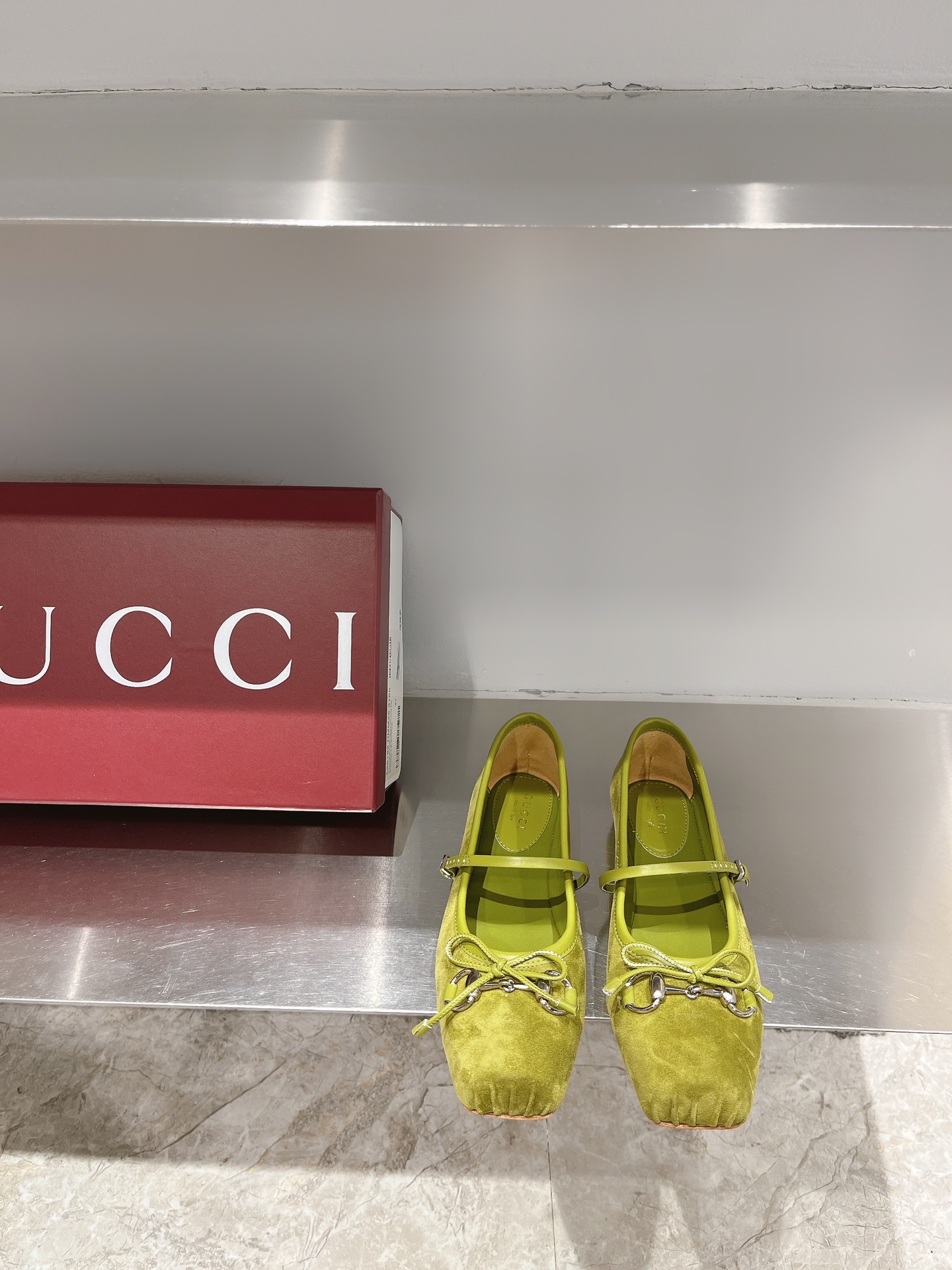 GUCCI балетки с пряжкой в стиле конского удила из ранней весенней коллекции, модель с подиума + красные заклёпки Ancora, на заказ из телячьей кожи/замши/натурального шёлка, импортная подошва из натуральной кожи