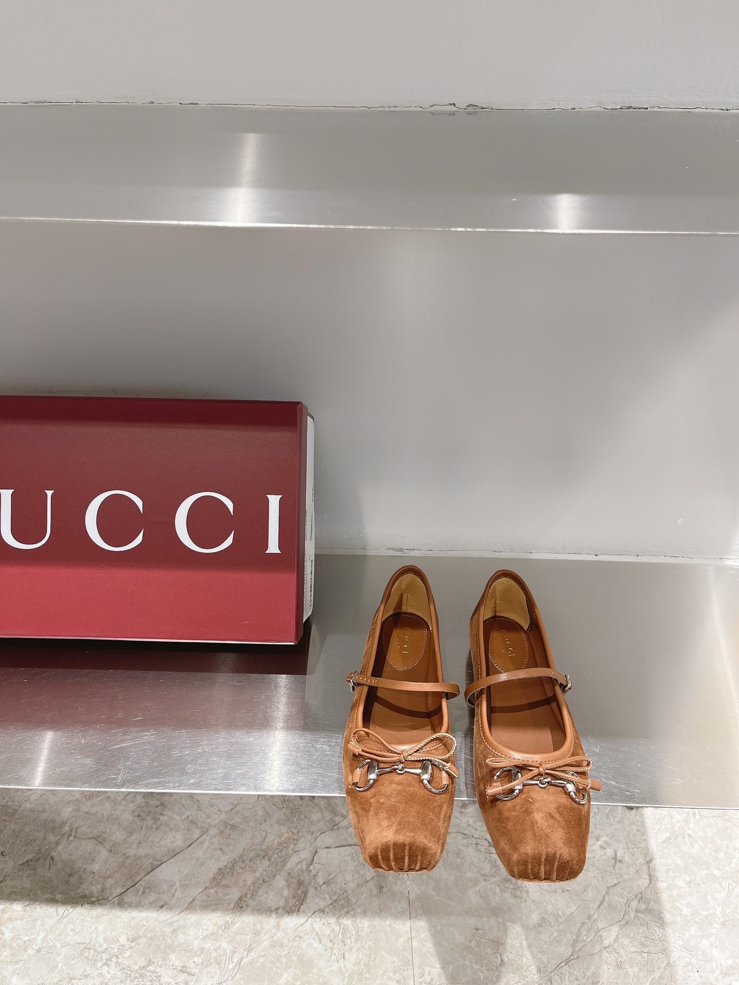 GUCCI балетки с пряжкой в виде удил ранней весной, подиумная модель + красные заклёпки Ancora, на заказ телячья кожа/замша/натуральный шёлк, импортная натуральная кожаная подошва