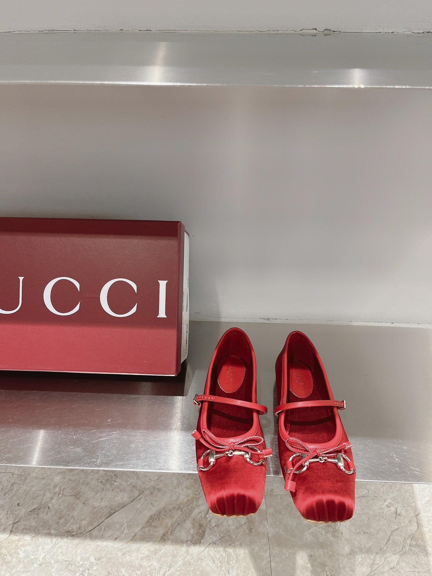GUCCI балетки с пряжкой в стиле конского удила из ранней весенней коллекции, модель с подиума + красные заклёпки Ancora, на заказ из телячьей кожи/замши/натурального шёлка, импортная подошва из натуральной кожи