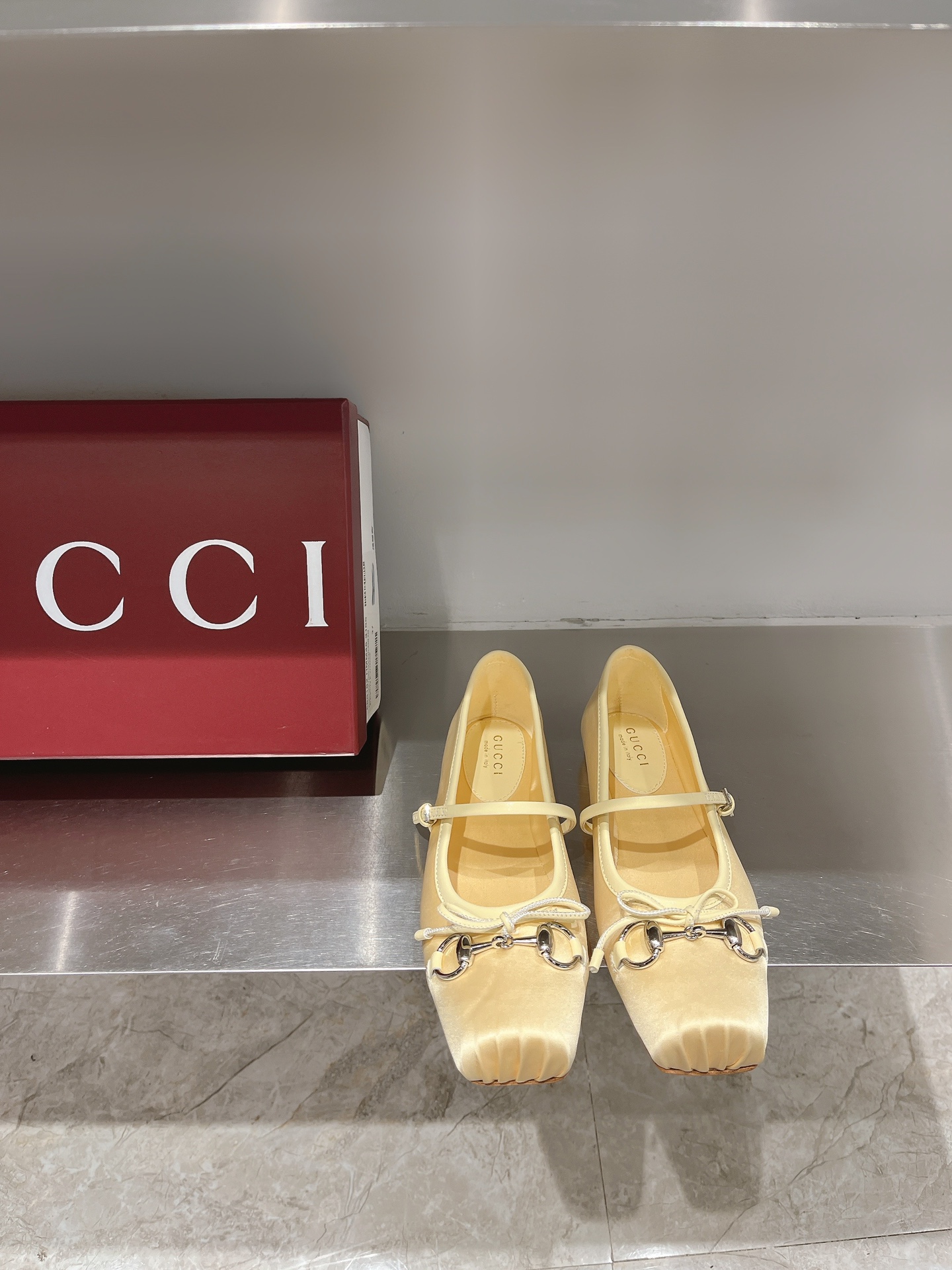 GUCCI балетки с пряжкой в стиле конского удила из ранней весенней коллекции, модель с подиума + красные заклёпки Ancora, на заказ из телячьей кожи/замши/натурального шёлка, импортная натуральная кожаная подошва