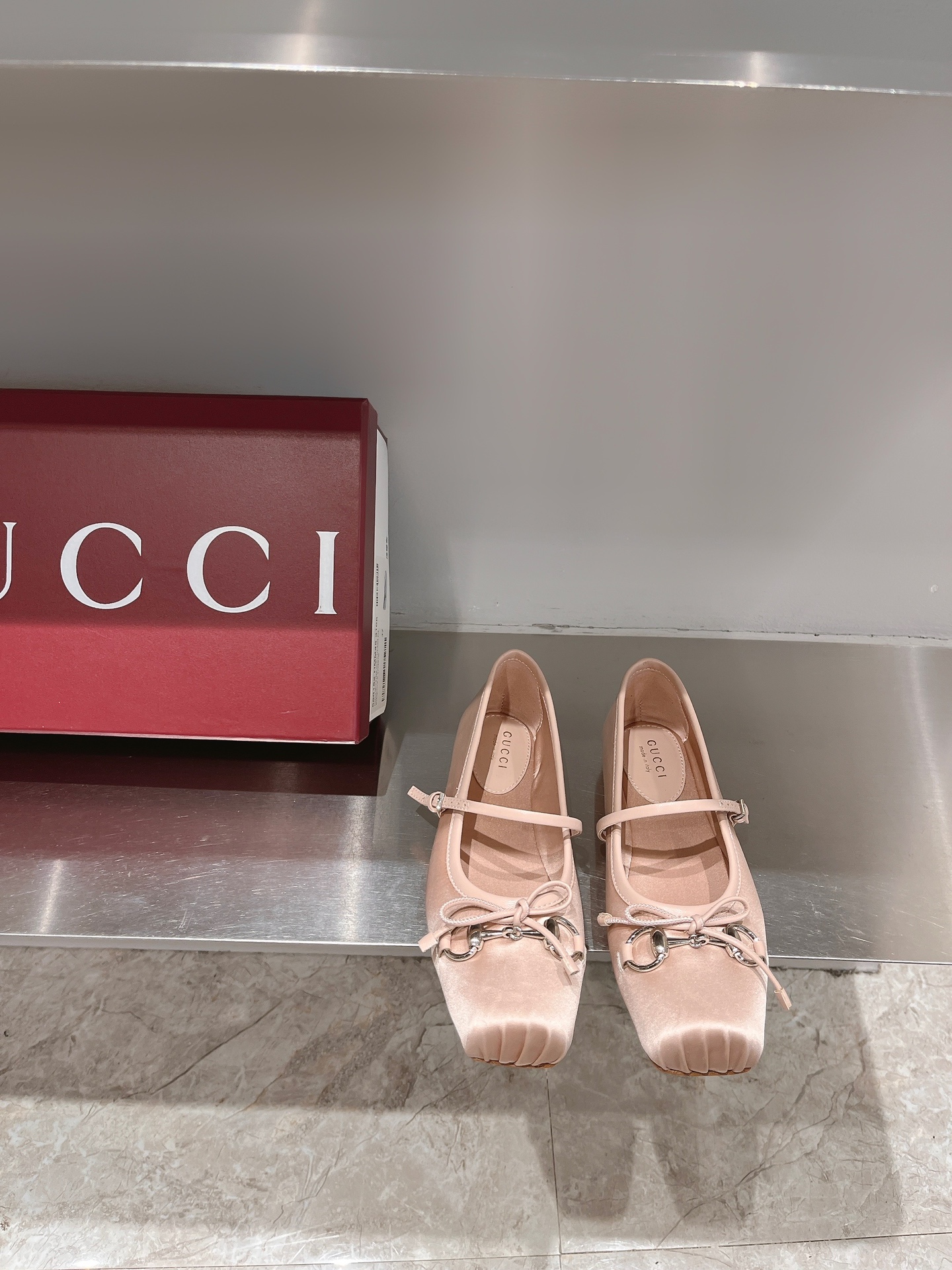 GUCCI балетки с пряжкой в стиле конского удила из ранней весенней коллекции, подиумная модель + красные заклёпки Ancora, на заказ телячья кожа/замша/натуральный шёлк, импортная натуральная кожаная подошва