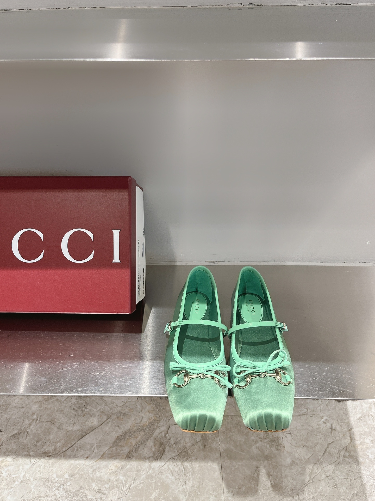 GUCCI балетки с пряжкой в стиле конского удила из ранней весенней коллекции, модель с подиума + красные заклёпки Ancora, на заказ из телячьей кожи/замши/шелка, импортная натуральная кожаная подошва