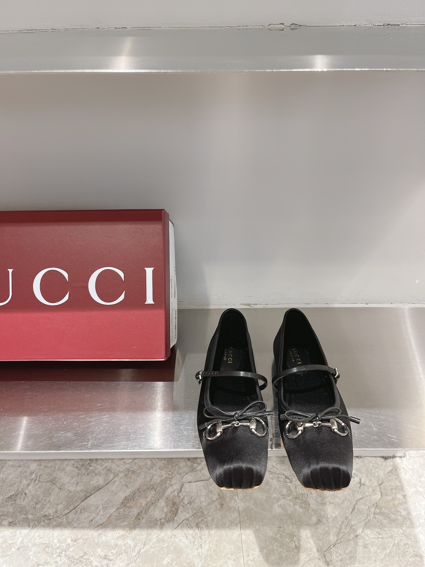GUCCI балетки с пряжкой в стиле конского удила из ранней весенней коллекции, подиумная модель + красные заклёпки Ancora, на заказ телячья кожа/замша/шёлк, импортная натуральная кожаная подошва