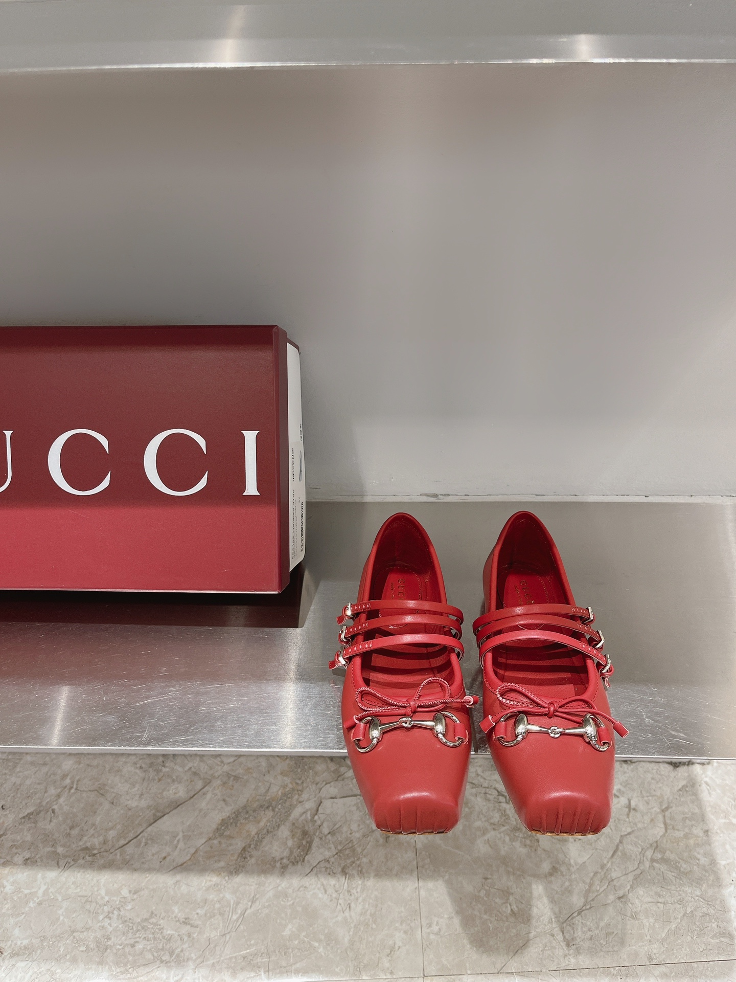 GUCCI балетки с пряжкой в виде удил ранней весной, модель с показа + красные заклёпки Ancora, на заказ из телячьей кожи/замши/натурального шёлка, импортная натуральная кожаная подошва