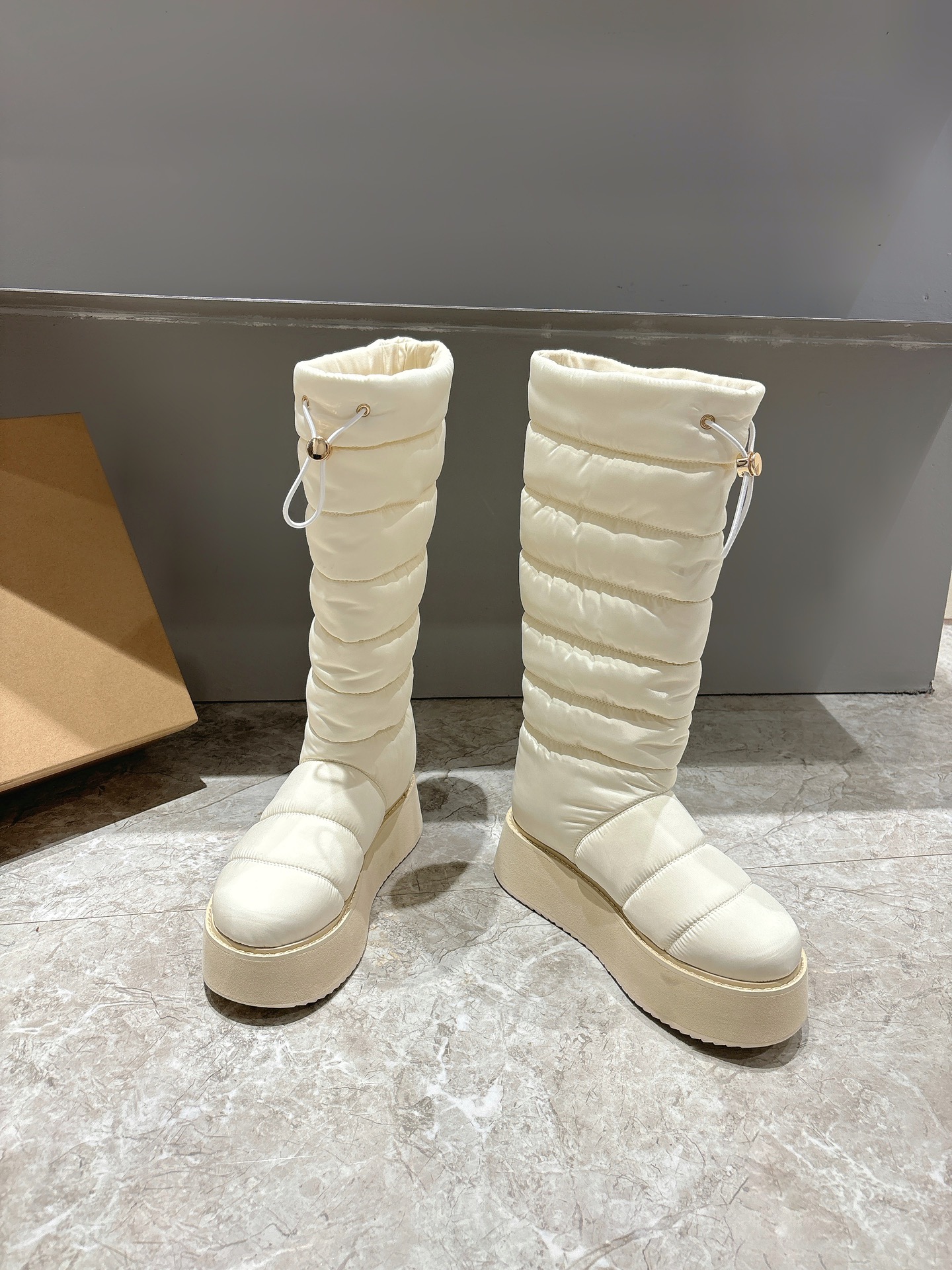 2024 INUIKII Snow Boots: Hot Winter Trend with Zirconium Fabric and Skate-Proof Soles - 图片 2