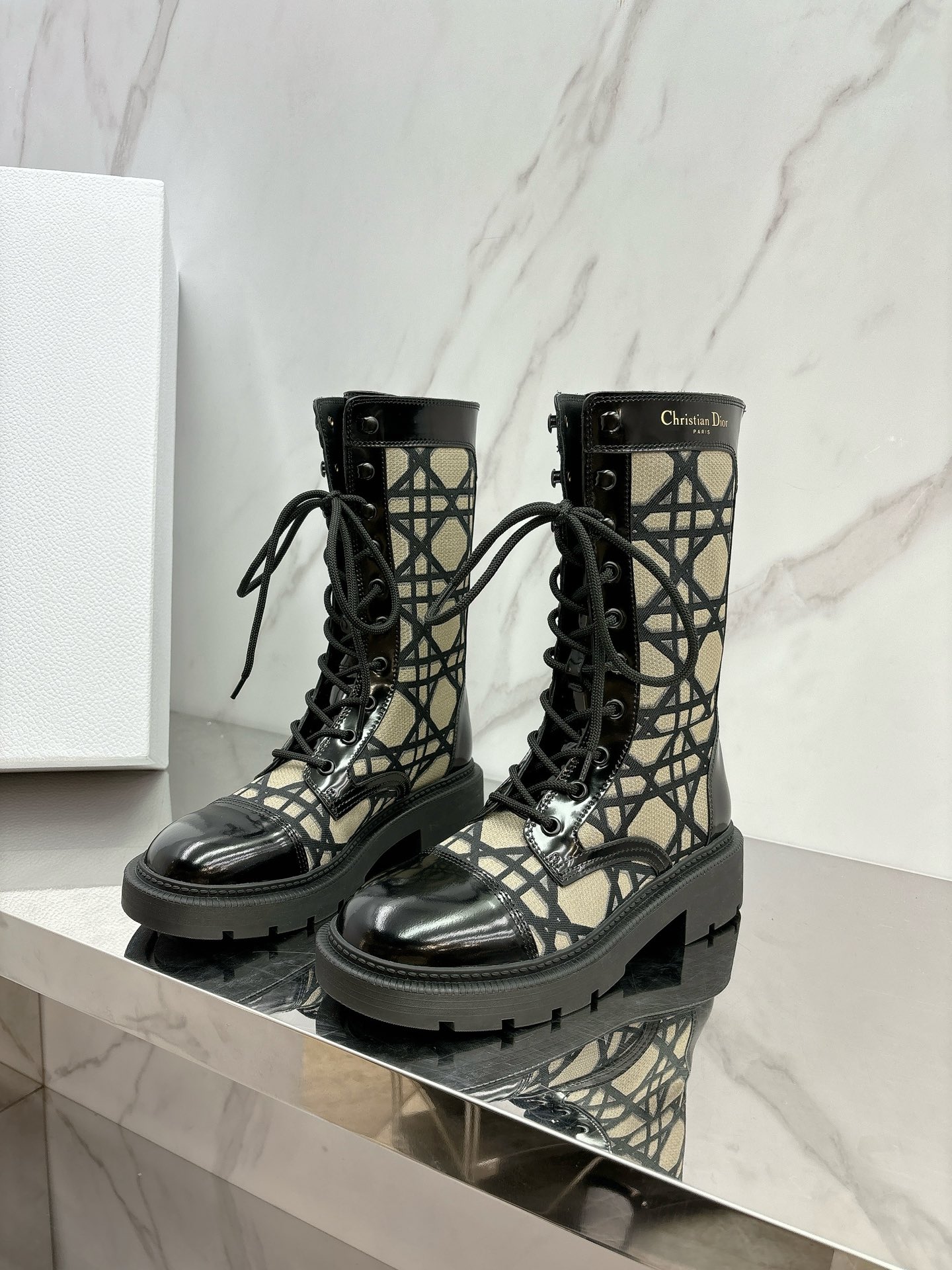 NO:543786,Dio* autumn and winter new Martin boots are simply the darling of the fashion industry. They are so stylish no matter how they match them, they make people shine. They are a magical tool for concave shapes, finding presence, and dressing up their personality. Major Internet celebrities and bloggers have shown them one after another. They are versatile and timeless and can't put them down. Select the original calfskin original flying fabric, sheepskin fabric, the classic Lucky Star TPU sole of the D family, the number of 35-39# (40# customized, no return or exchange) Pili Maoli, boots, dior, dior, boots, cowhide, sheepskin19860909Dio*秋冬新款马丁靴,简直就是时尚界的宠儿,怎么搭都超有范儿,让人眼前一亮,凹造型、找存在感、扮性格的神器,各大网红、博主都纷纷秀了一把,百搭不过时让人看一眼就爱不释手甄选小牛皮原版一致飞织面料,羊皮面料,对版D家经典幸运星TPU大底,码数 35-39#（40#订做不退换） 皮里 毛里,靴子,dior,dior,boots,cowhide,sheepskin,Women's Shoes