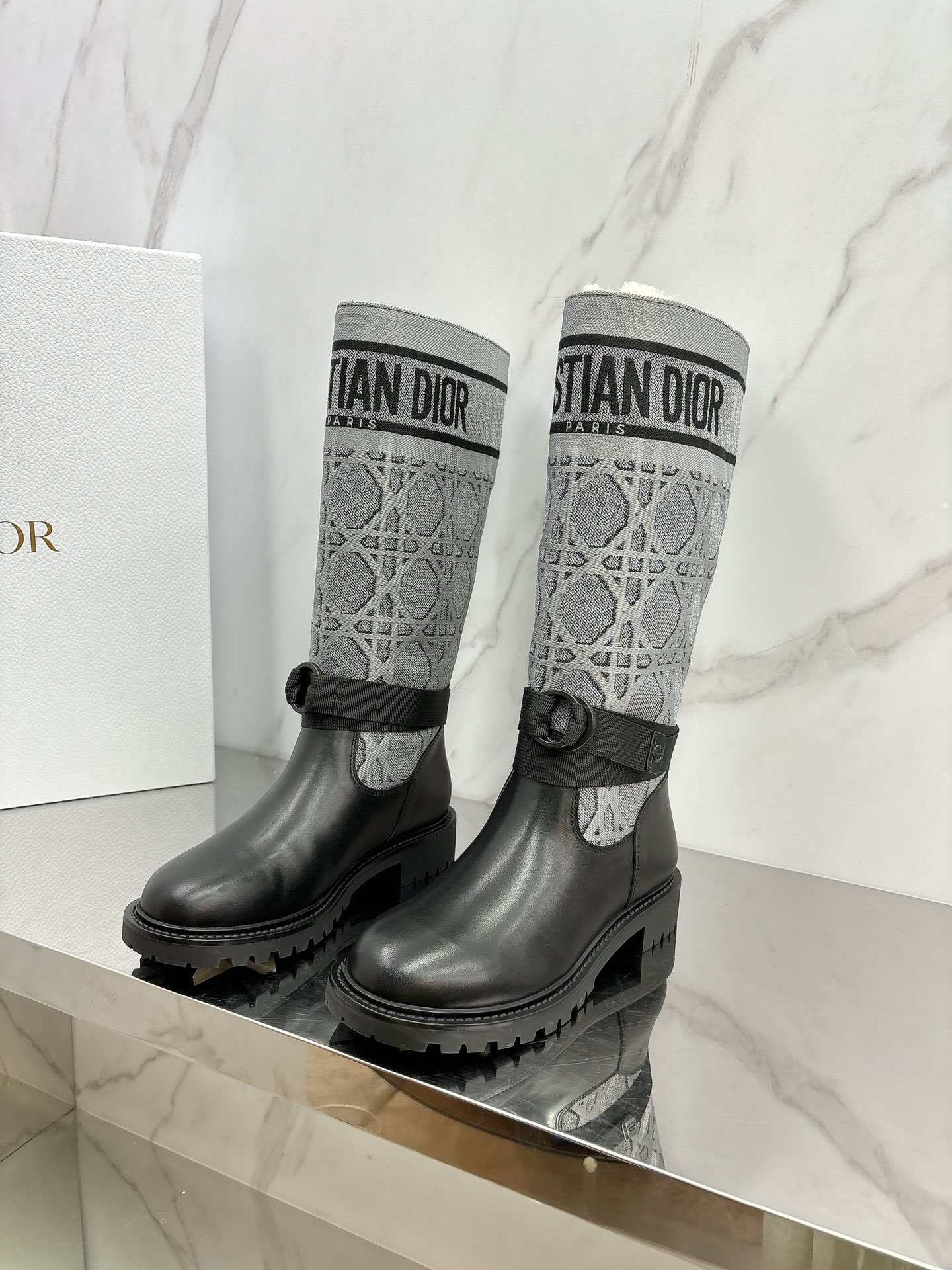 NO:543790,Dio* autumn and winter new Martin boots are simply the darling of the fashion industry. They are so stylish no matter how they match them, they make people shine. They are a magical tool for concave shapes, finding presence, and dressing up their personality. Major Internet celebrities and bloggers have shown them one after another. They are versatile and timeless and can't put them down. Select the original calfskin original flying fabric, sheepskin fabric, the classic Lucky Star TPU sole of the D family, the number of 35-39# (40# customized, no return or exchange) Pili Maoli, boots, dior, dior, boots, cowhide, sheepskin19860909Dio*秋冬新款马丁靴,简直就是时尚界的宠儿,怎么搭都超有范儿,让人眼前一亮,凹造型、找存在感、扮性格的神器,各大网红、博主都纷纷秀了一把,百搭不过时让人看一眼就爱不释手甄选小牛皮原版一致飞织面料,羊皮面料,对版D家经典幸运星TPU大底,码数 35-39#（40#订做不退换） 皮里 毛里,靴子,dior,dior,boots,cowhide,sheepskin,Women's Shoes