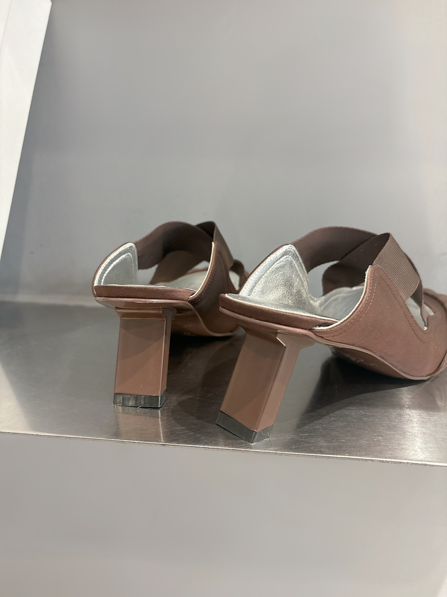 Title: Ballet Shoes Design Review: Unique but Not Popular Summary: Unique ballet shoes with little heels and slippers not a hit, causing red feet issues. - 图片 8