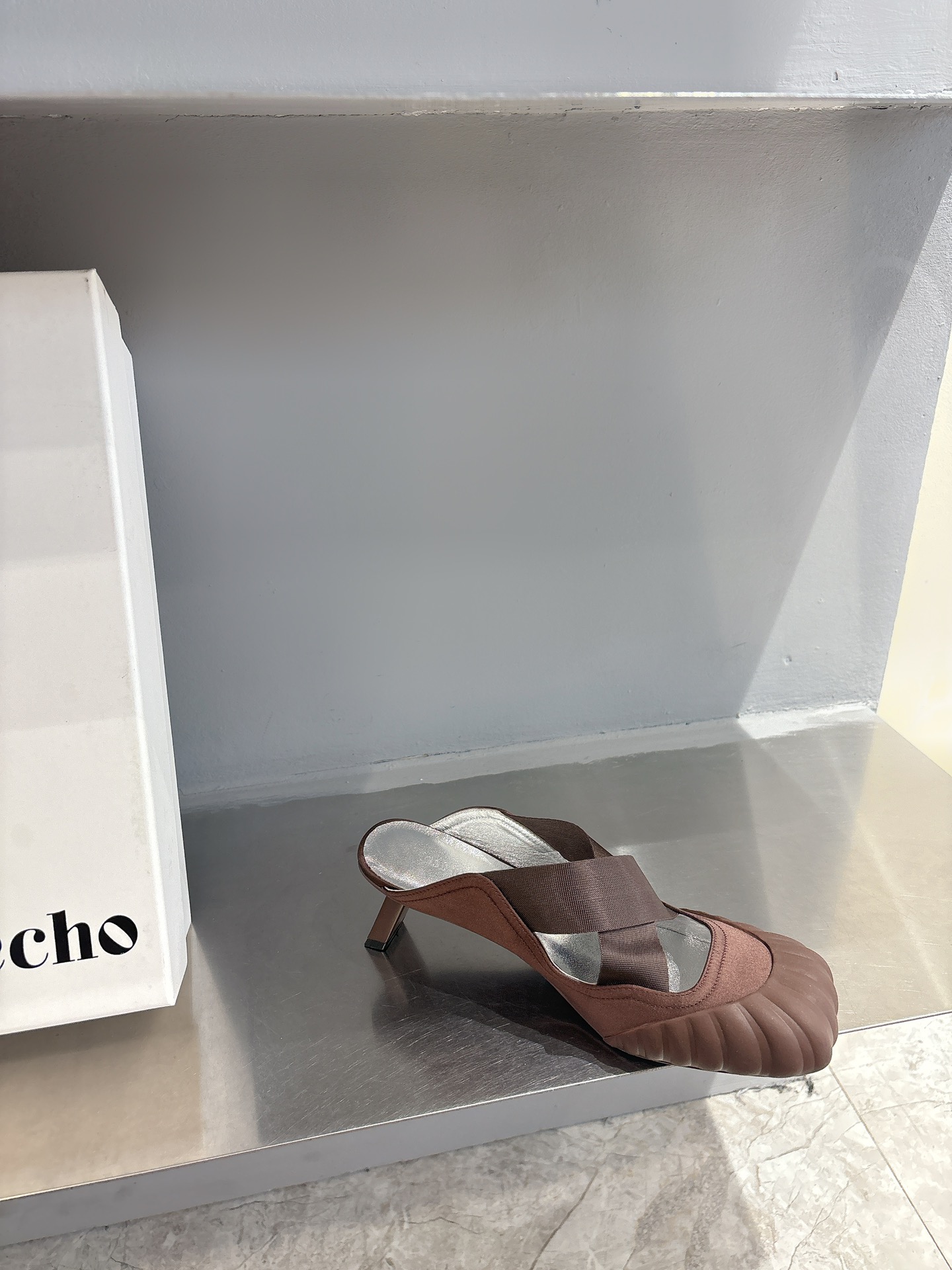 Title: Ballet Shoes Design Review: Unique but Not Popular Summary: Unique ballet shoes with little heels and slippers not a hit, causing red feet issues. - 图片 6