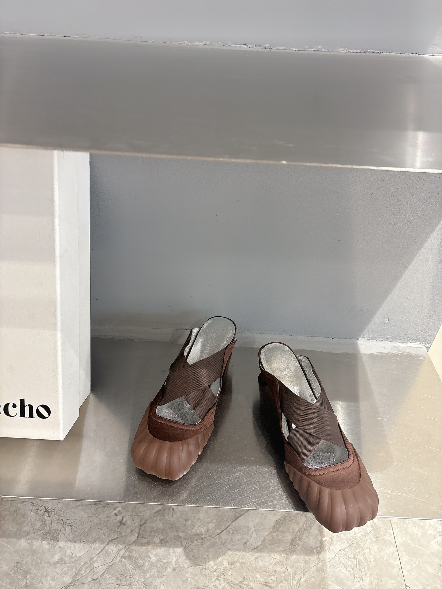 Title: Ballet Shoes Design Review: Unique but Not Popular Summary: Unique ballet shoes with little heels and slippers not a hit, causing red feet issues. - 图片 4