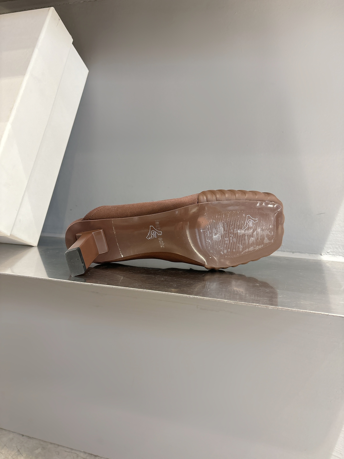 Title: Ballet Shoes Design Review: Unique but Not Popular Summary: Unique ballet shoes with little heels and slippers not a hit, causing red feet issues. - 图片 9