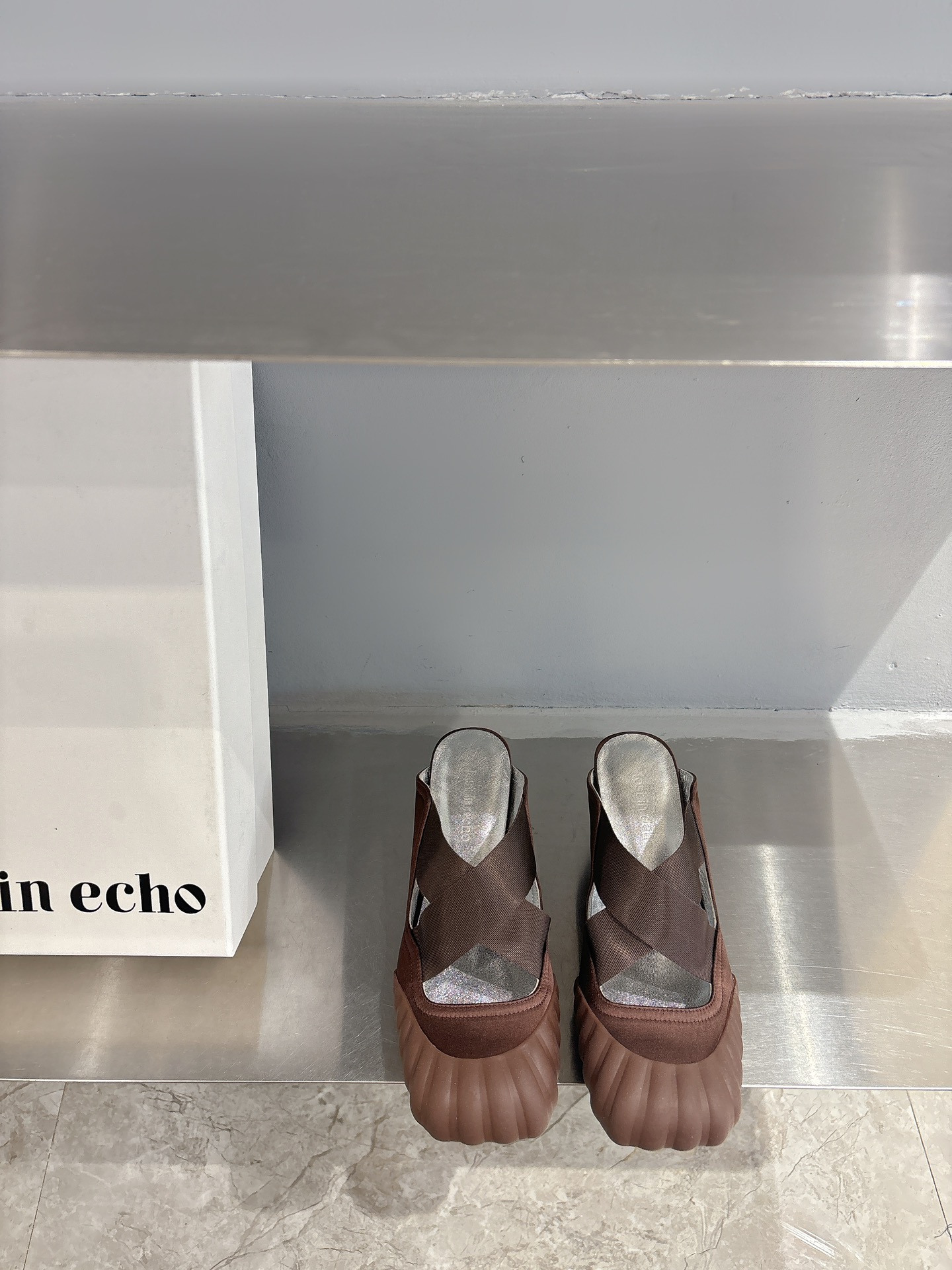 Title: Ballet Shoes Design Review: Unique but Not Popular Summary: Unique ballet shoes with little heels and slippers not a hit, causing red feet issues. - 图片 2