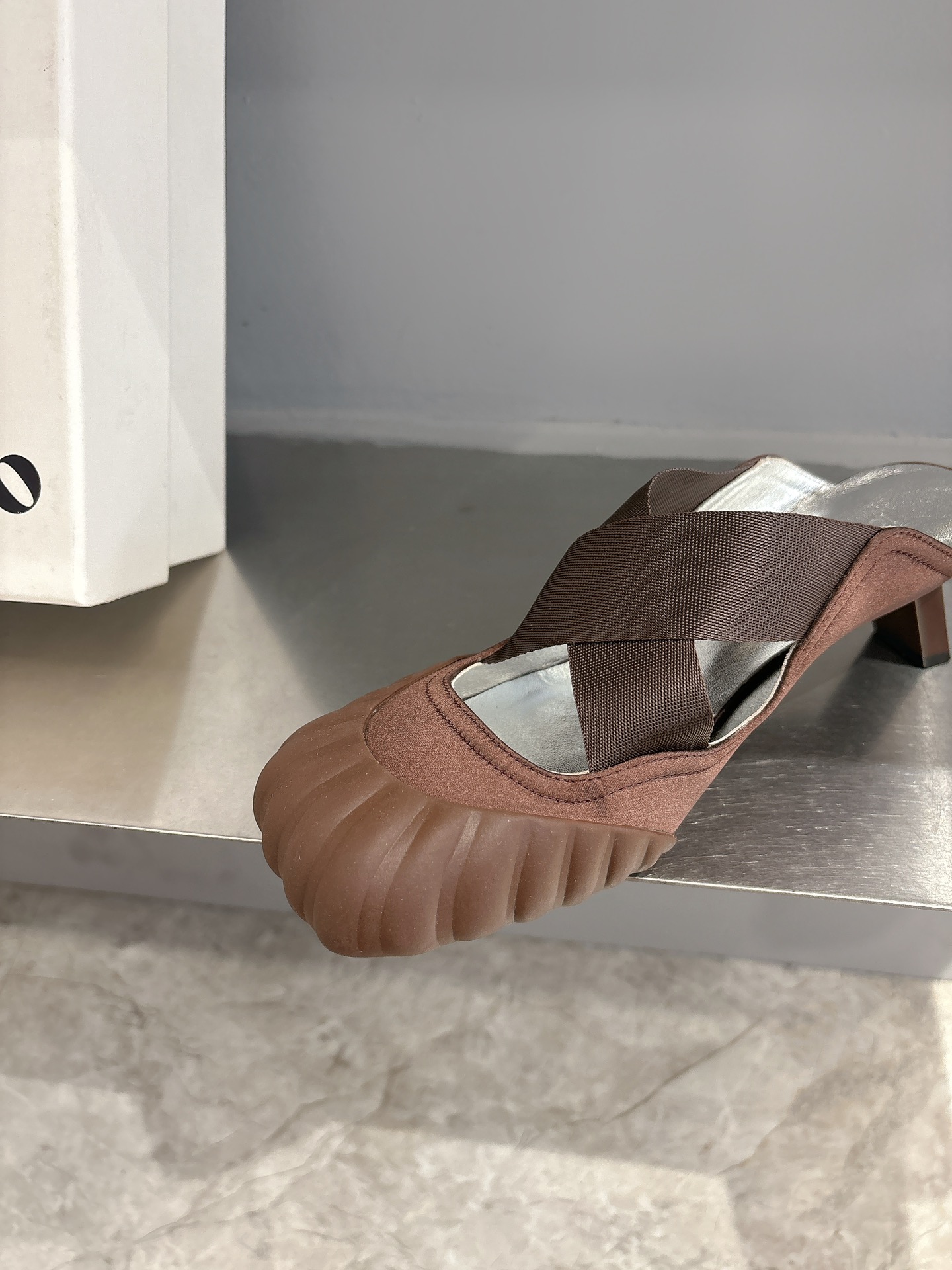 Title: Ballet Shoes Design Review: Unique but Not Popular Summary: Unique ballet shoes with little heels and slippers not a hit, causing red feet issues. - 图片 7