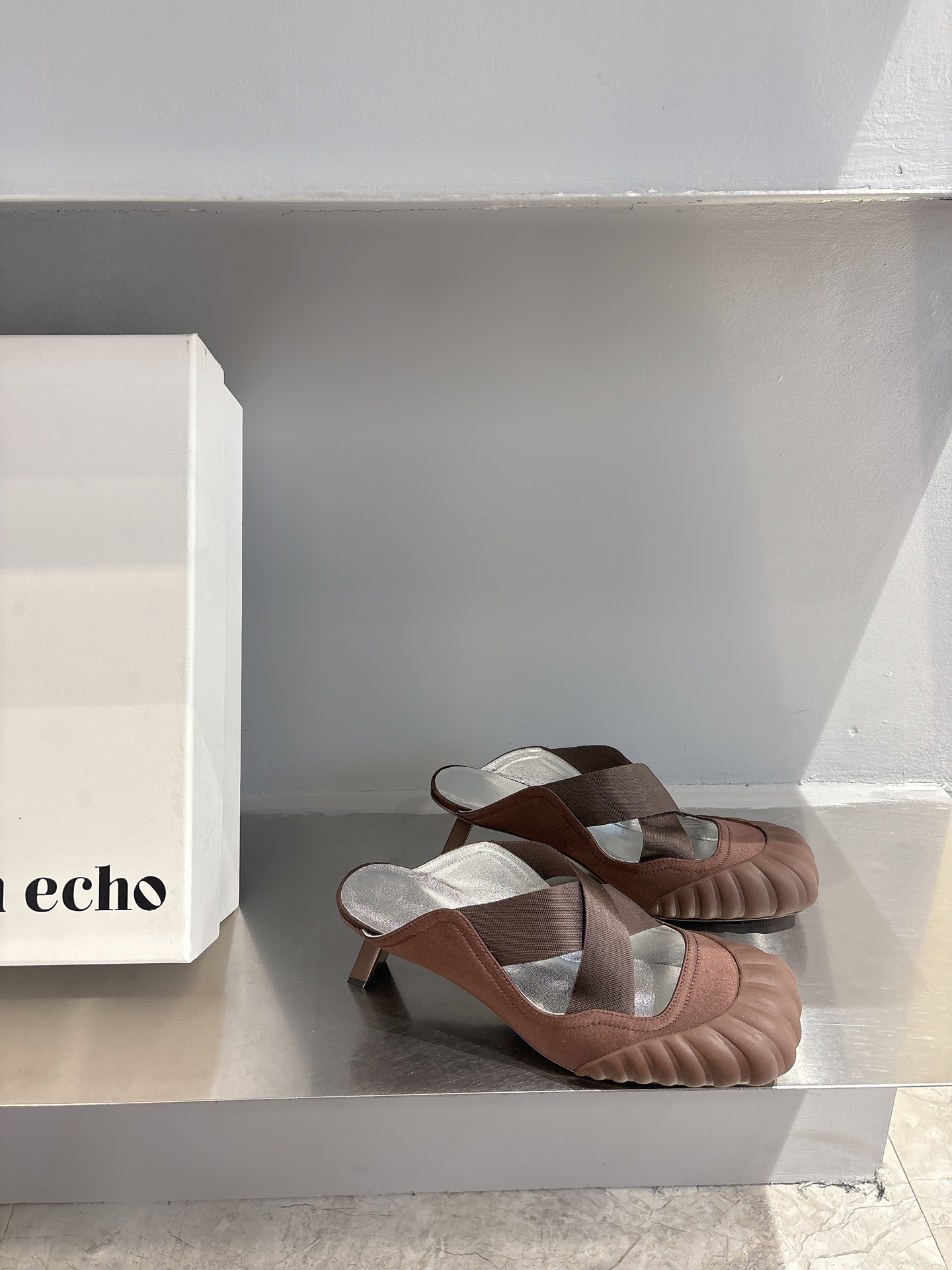 Title: Ballet Shoes Design Review: Unique but Not Popular Summary: Unique ballet shoes with little heels and slippers not a hit, causing red feet issues. - 图片 3