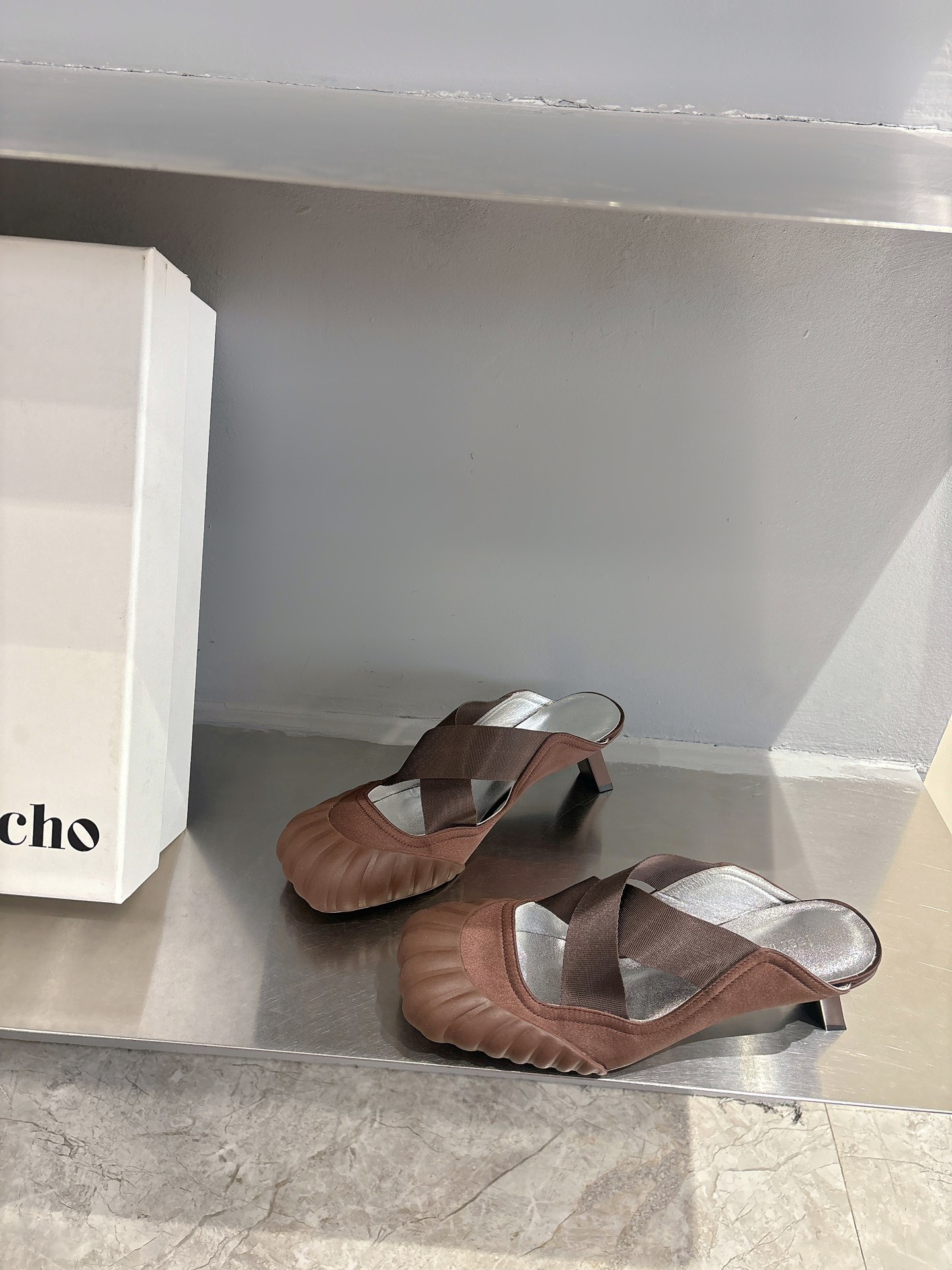 Title: Ballet Shoes Design Review: Unique but Not Popular Summary: Unique ballet shoes with little heels and slippers not a hit, causing red feet issues. - 图片 5