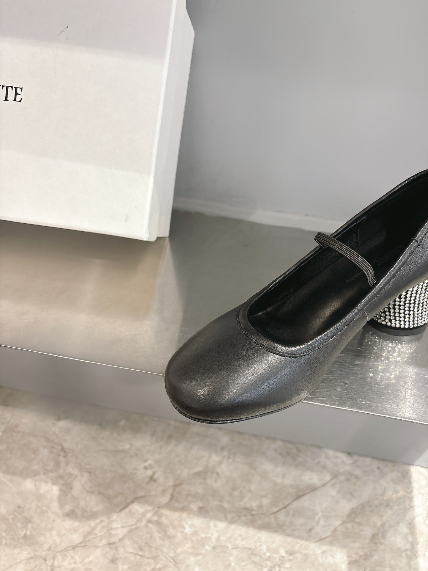 Khaite Stylish Single Shoes: Asymmetric Design, Imported Leather, Italian Craftsmanship. - 图片 7