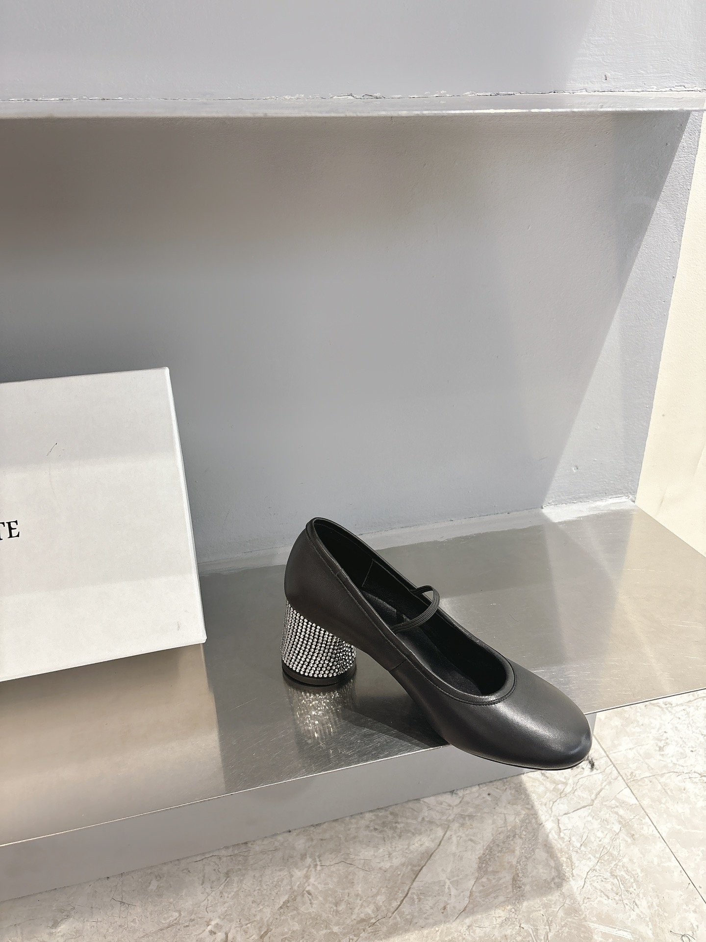 Khaite Stylish Single Shoes: Asymmetric Design, Imported Leather, Italian Craftsmanship. - 图片 6