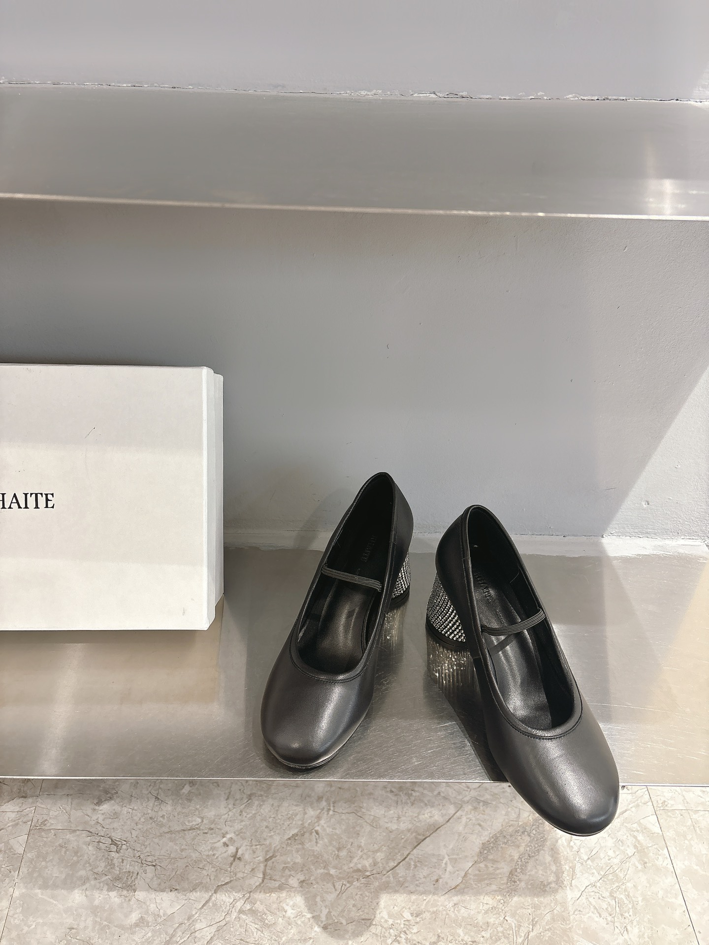 Khaite Stylish Single Shoes: Asymmetric Design, Imported Leather, Italian Craftsmanship. - 图片 2