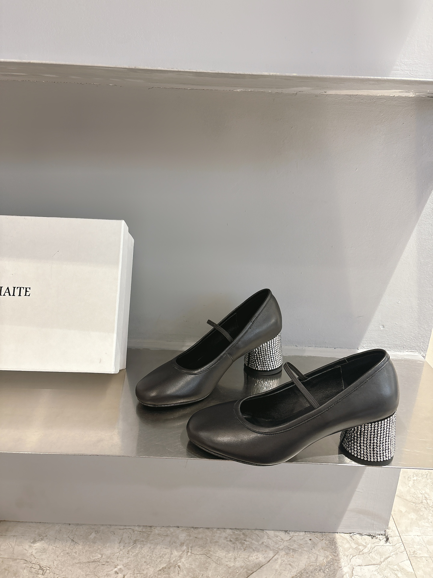 Khaite Stylish Single Shoes: Asymmetric Design, Imported Leather, Italian Craftsmanship. - 图片 3