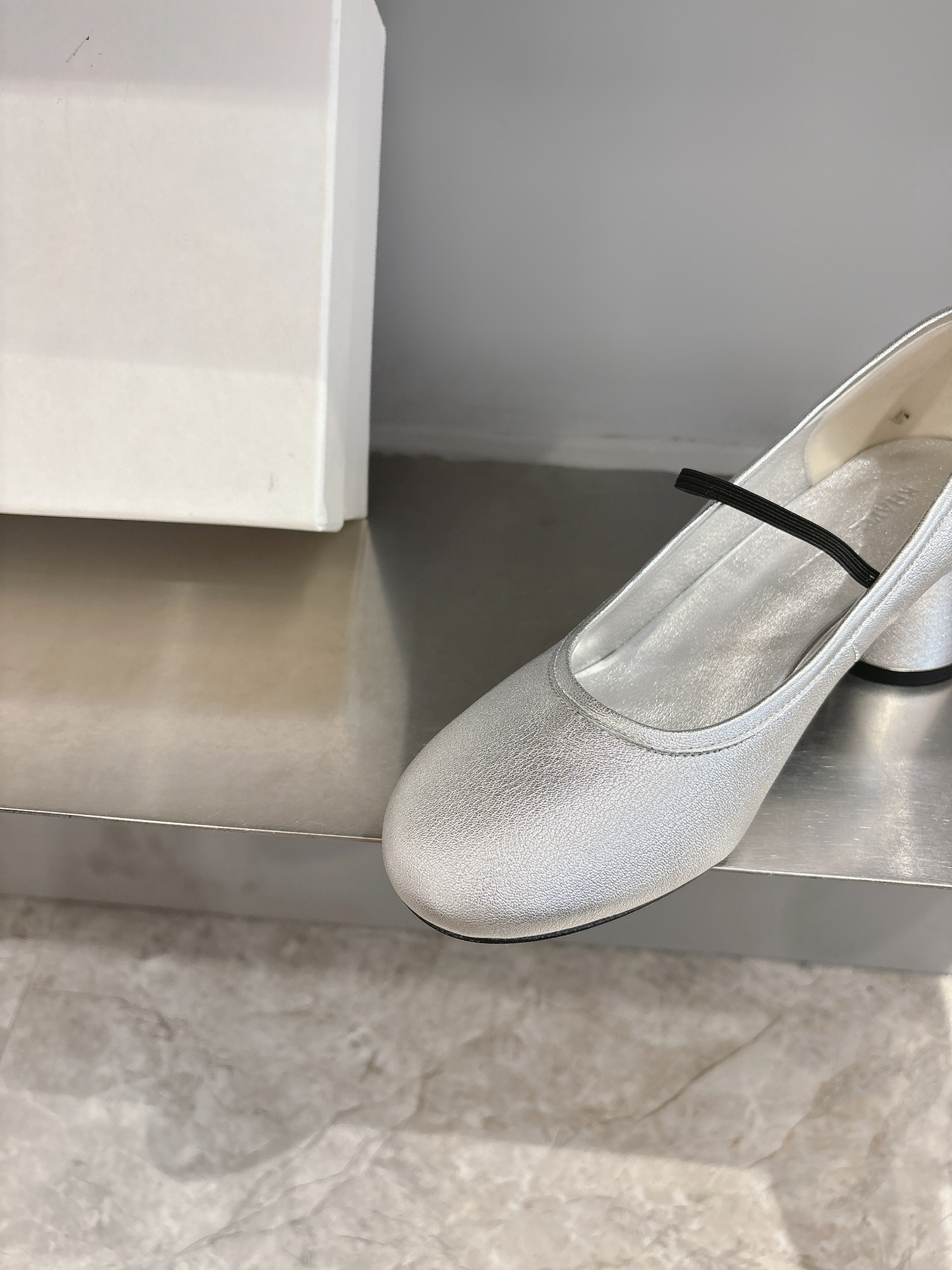 Khaite Stylish Single Shoes: Asymmetric Design, Imported Leather, Italian Craftsmanship. - 图片 7