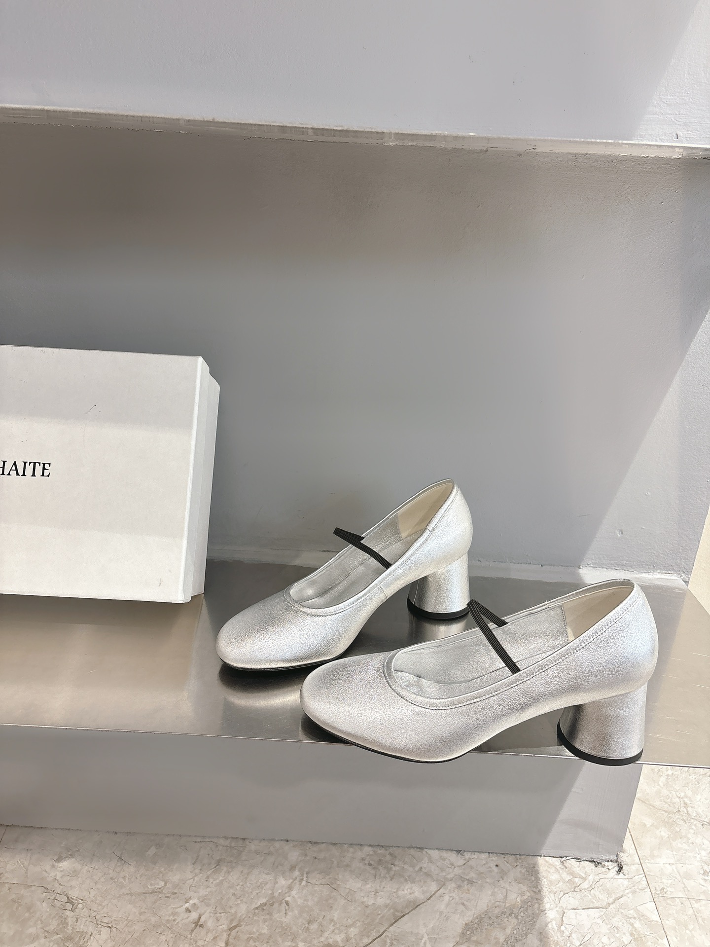 Khaite Stylish Single Shoes: Asymmetric Design, Imported Leather, Italian Craftsmanship. - 图片 3