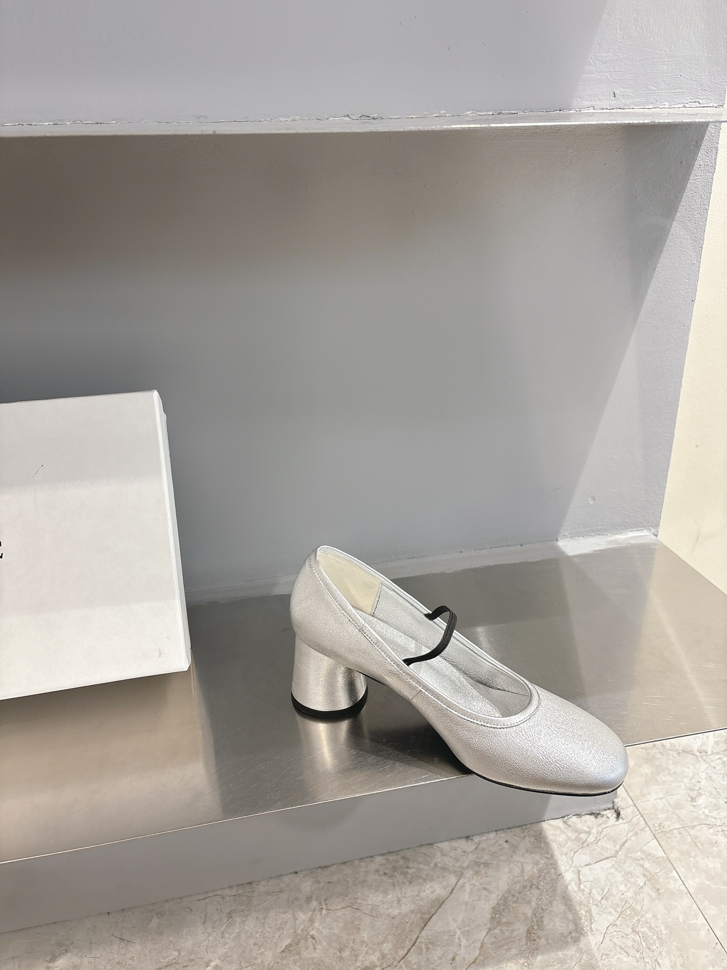 Khaite Stylish Single Shoes: Asymmetric Design, Imported Leather, Italian Craftsmanship. - 图片 6