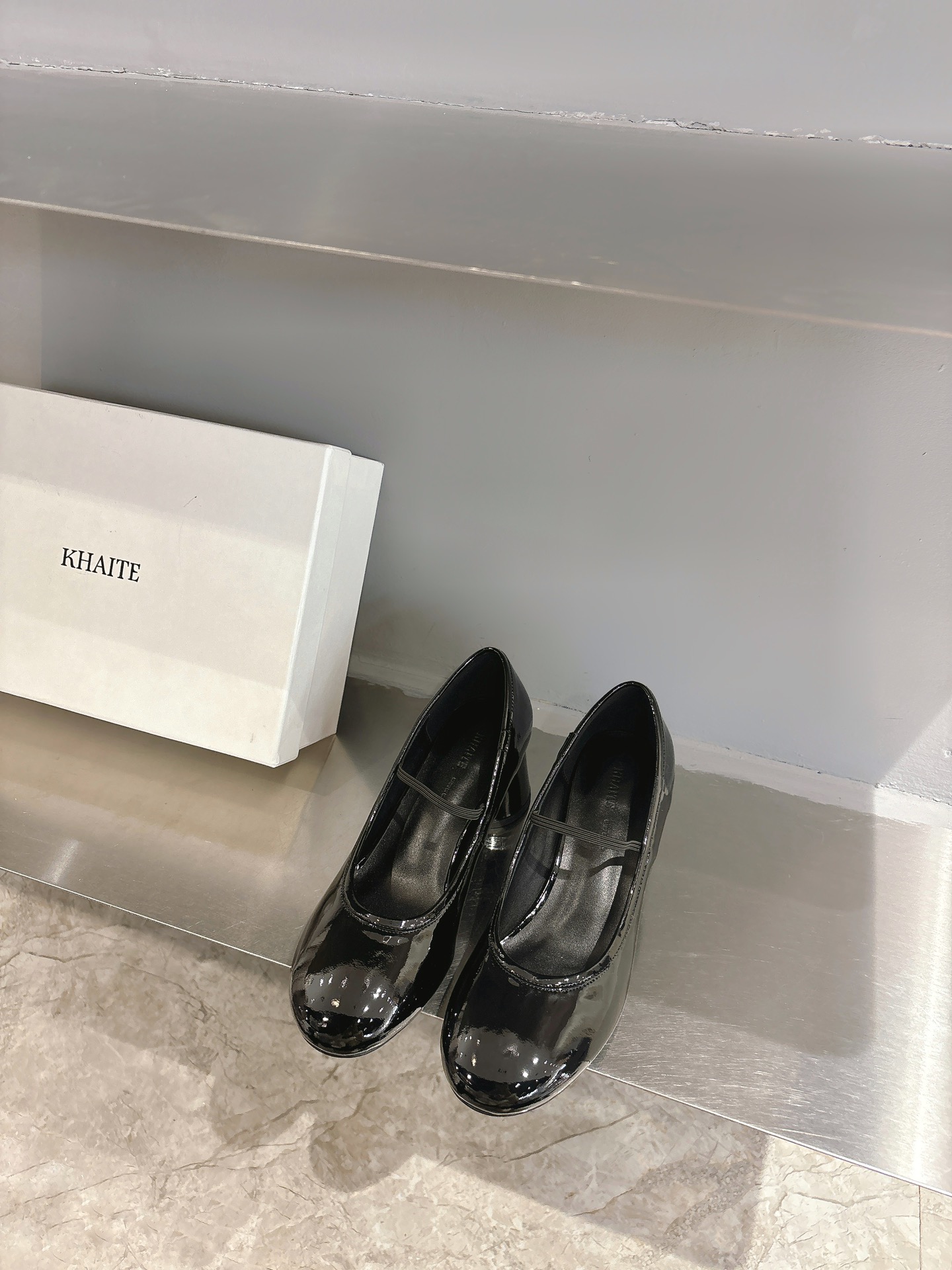 Khaite Stylish Asymmetric Summer Shoes in Black and White, Imported Italian Leather. - 图片 4