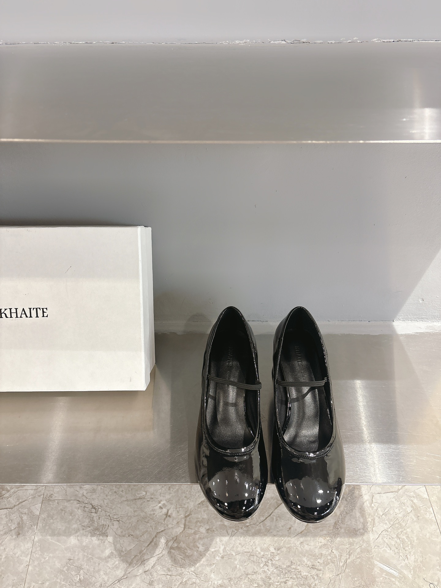 Khaite Stylish Asymmetric Summer Shoes in Black and White, Imported Italian Leather. - 图片 5