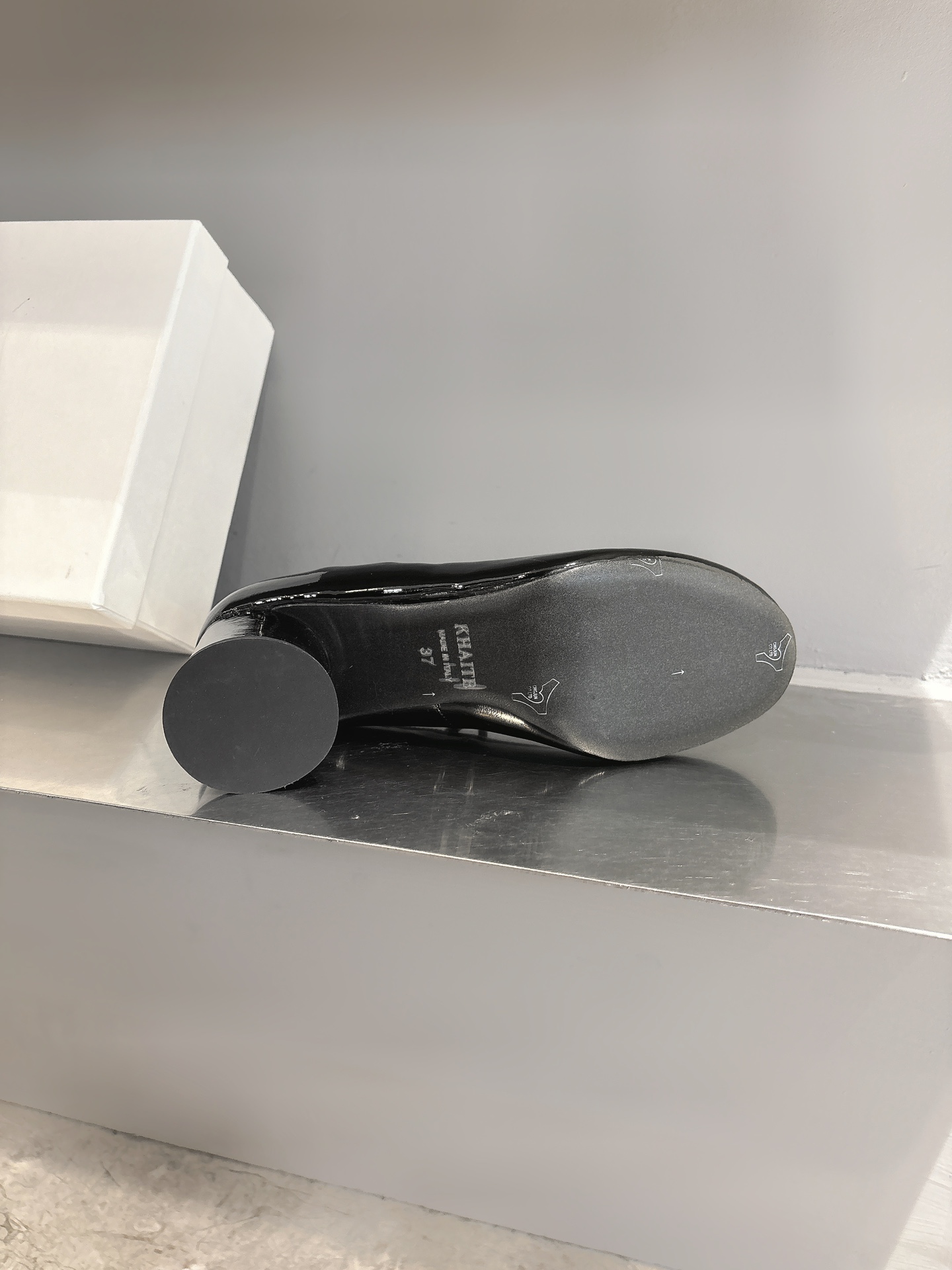 Khaite Stylish Asymmetric Summer Shoes in Black and White, Imported Italian Leather. - 图片 9
