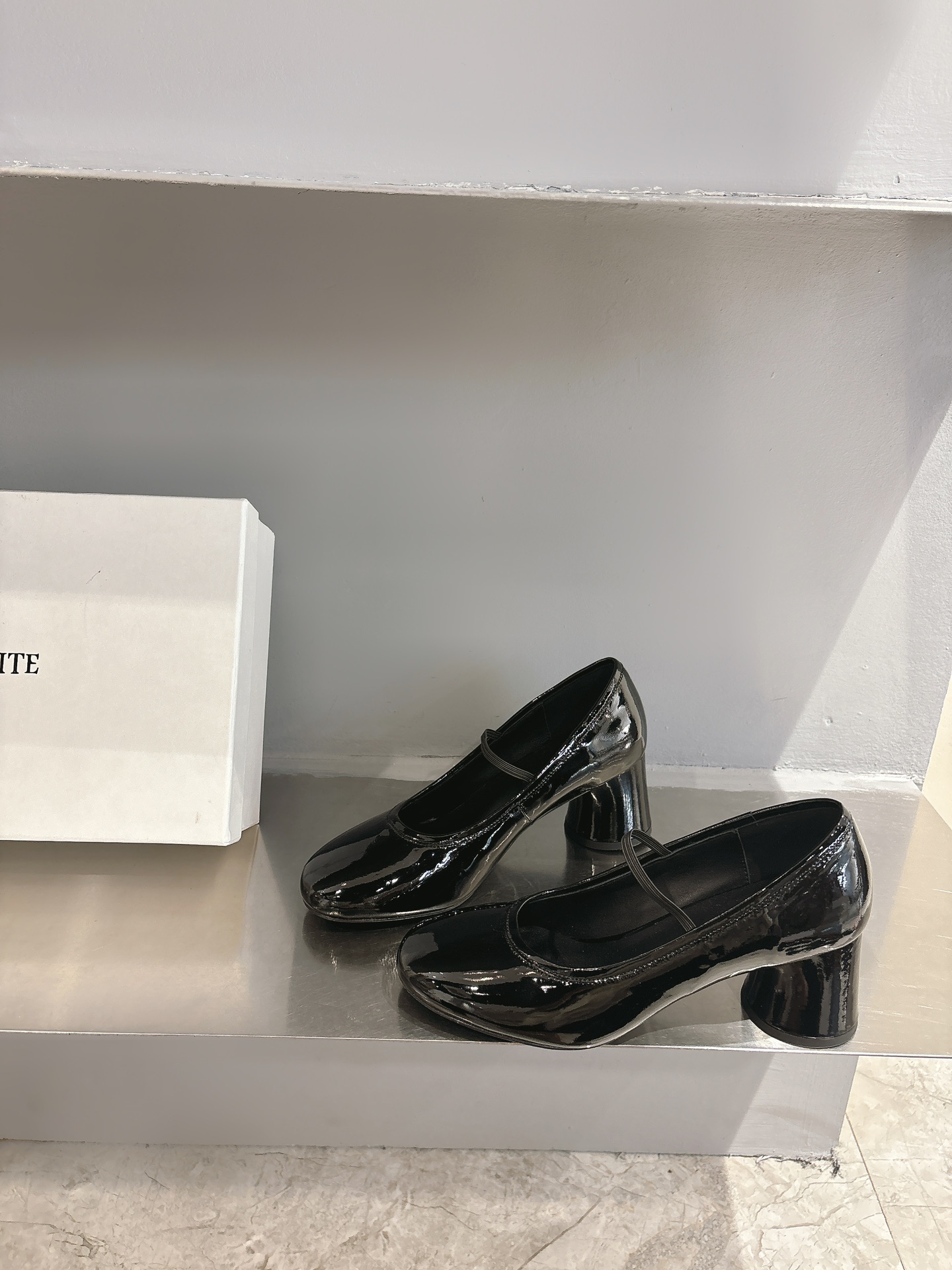 Khaite Stylish Asymmetric Summer Shoes in Black and White, Imported Italian Leather. - 图片 3