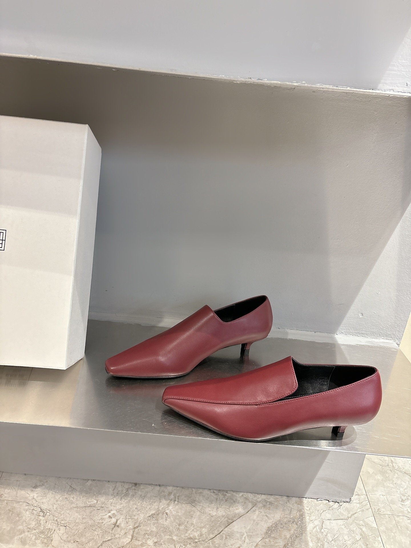 Toteme 25 Springs Summers: Quality Imported Shoes for Stylish Wardrobe - 图片 3