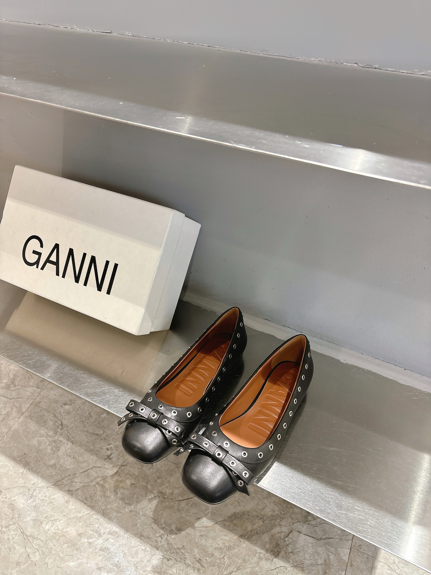 Ganni SS25 Butterfly Ballerina Flats: Romantic French Style, Comfortable and Stylish Design. - 图片 5