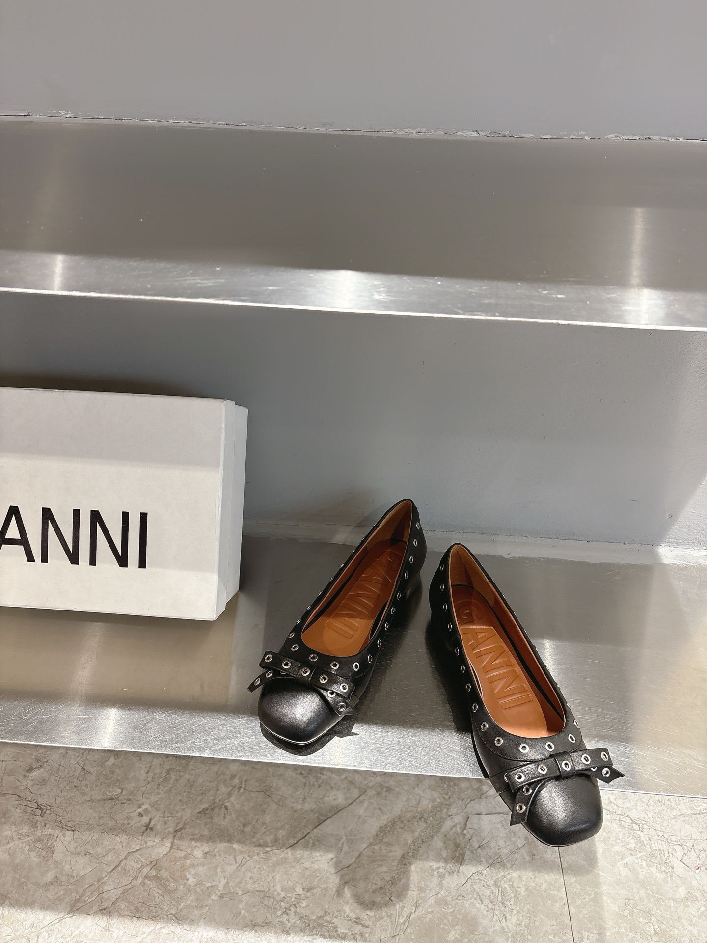 Ganni SS25 Butterfly Ballerina Flats: Romantic French Style, Comfortable and Stylish Design. - 图片 3