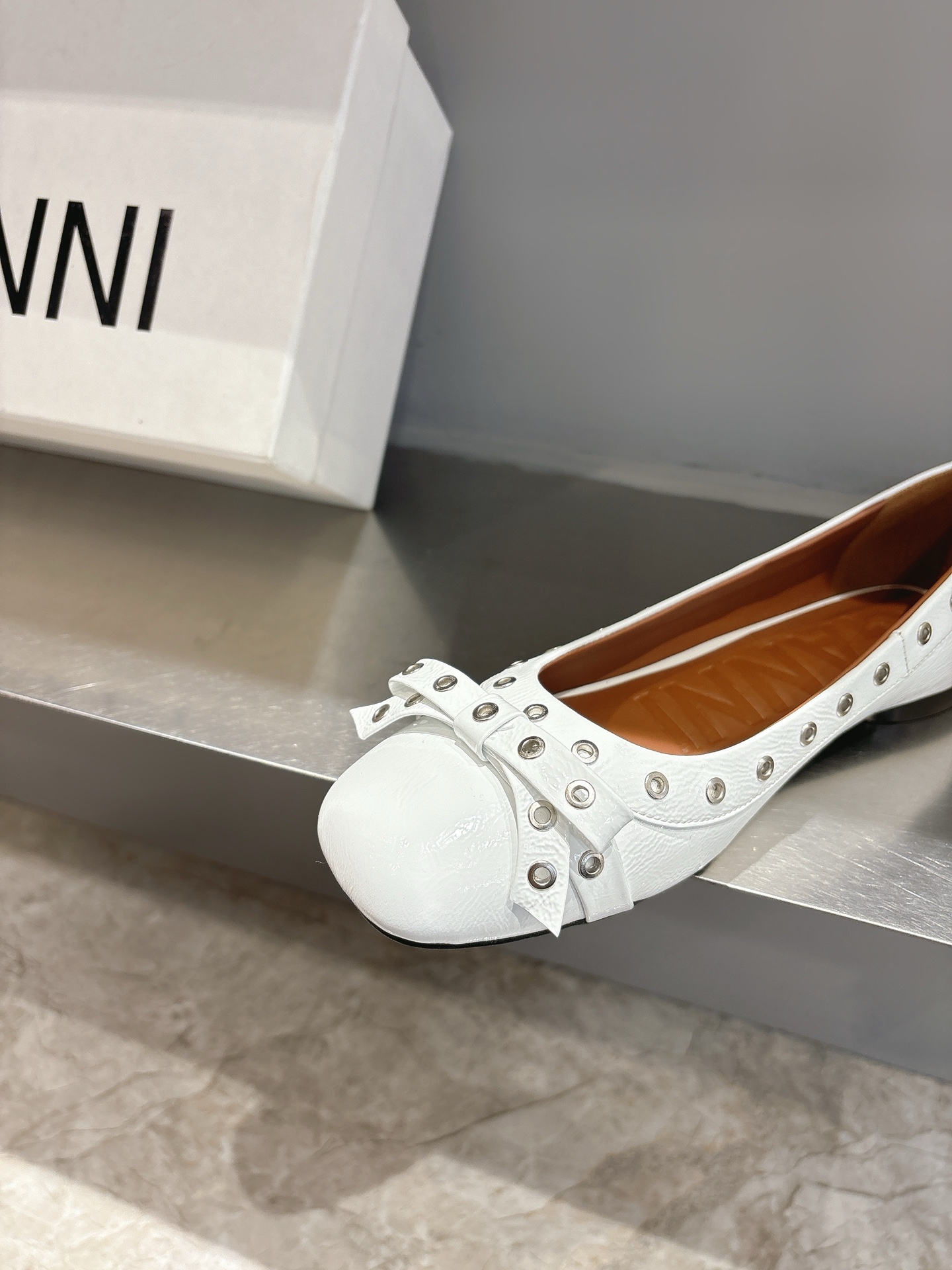 Ganni Spring/Summer Butterfly Ballerina Shoes: Romantic French Style, Comfortable Design, Unique Materials. - 图片 7