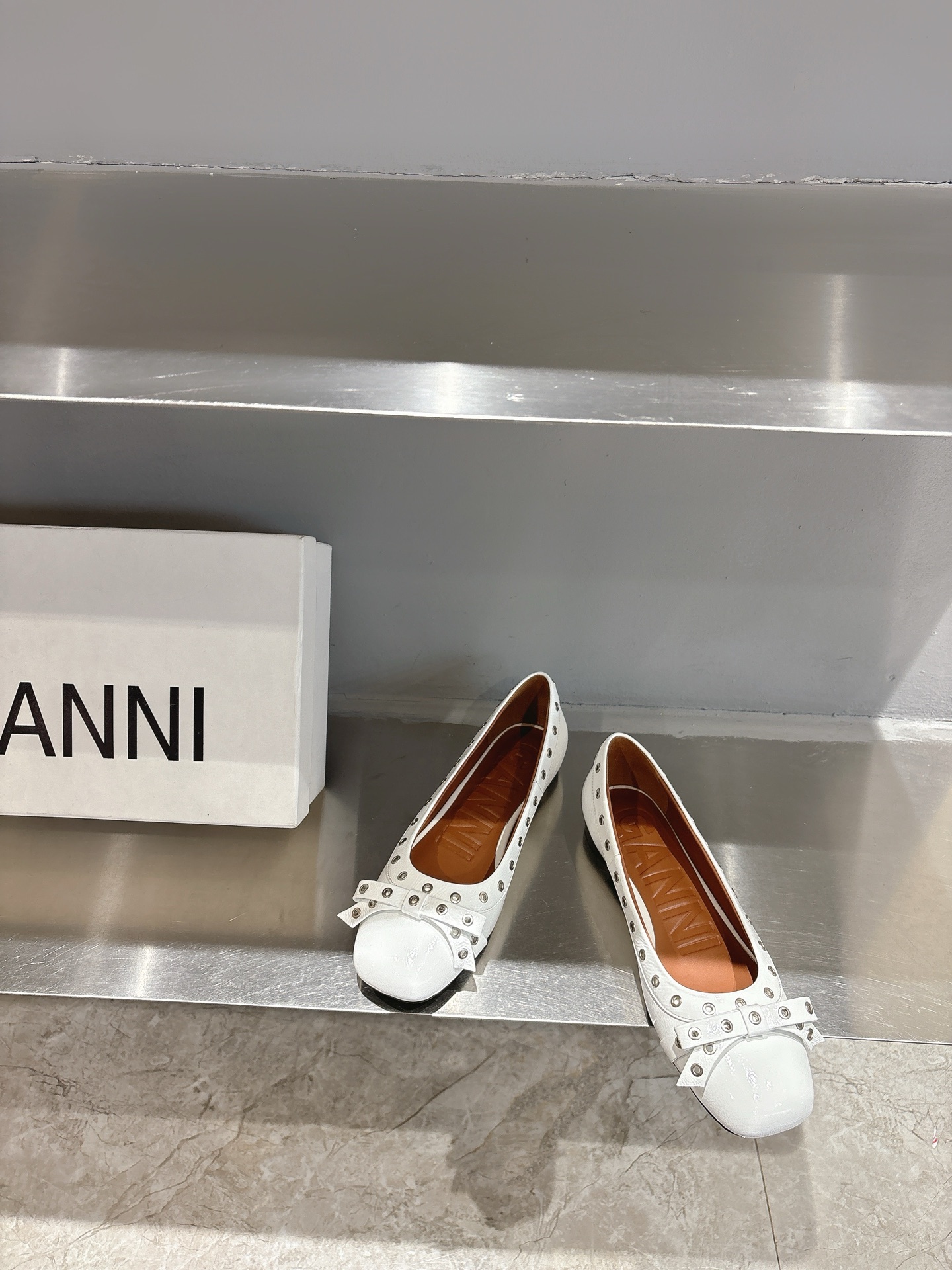 Ganni Spring/Summer Butterfly Ballerina Shoes: Romantic French Style, Comfortable Design, Unique Materials. - 图片 3