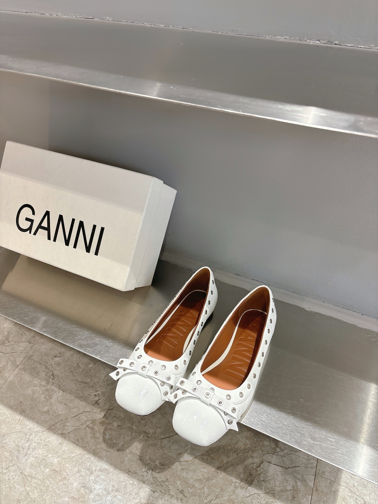 Ganni Spring/Summer Butterfly Ballerina Shoes: Romantic French Style, Comfortable Design, Unique Materials. - 图片 5