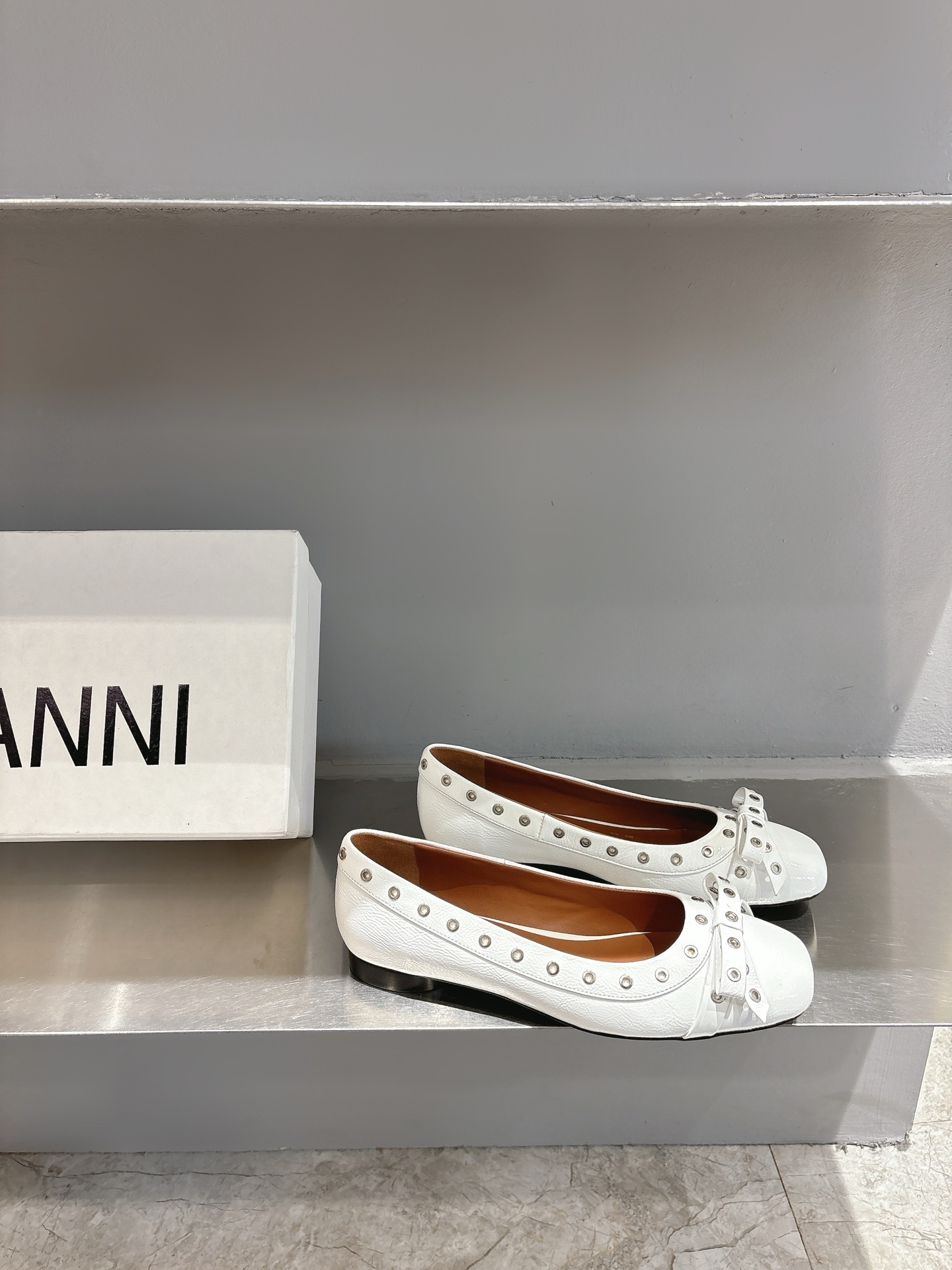 Ganni Spring/Summer Butterfly Ballerina Shoes: Romantic French Style, Comfortable Design, Unique Materials. - 图片 2