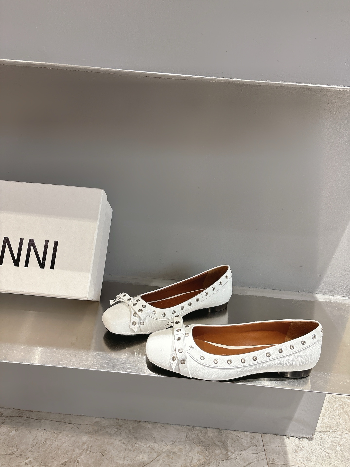 Ganni Spring/Summer Butterfly Ballerina Shoes: Romantic French Style, Comfortable Design, Unique Materials. - 图片 4