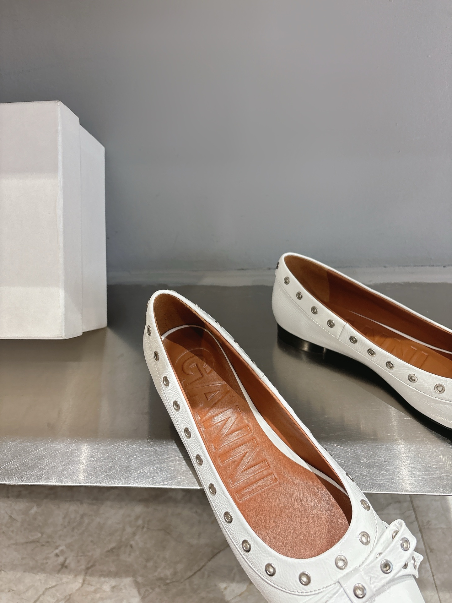 Ganni Spring/Summer Butterfly Ballerina Shoes: Romantic French Style, Comfortable Design, Unique Materials. - 图片 8