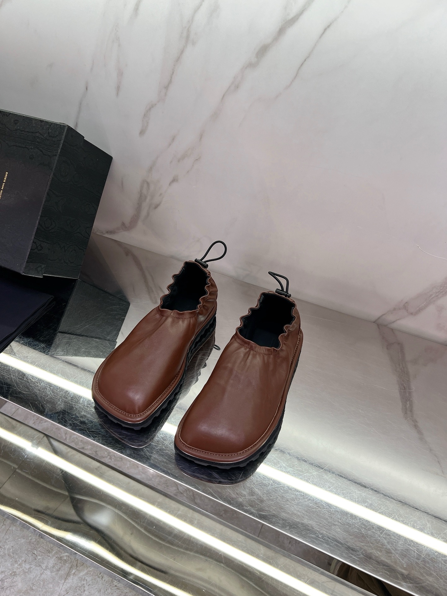 Fashion Trend 2025: Glamorous and Cosmopolitan Collection by Dries Van Noten