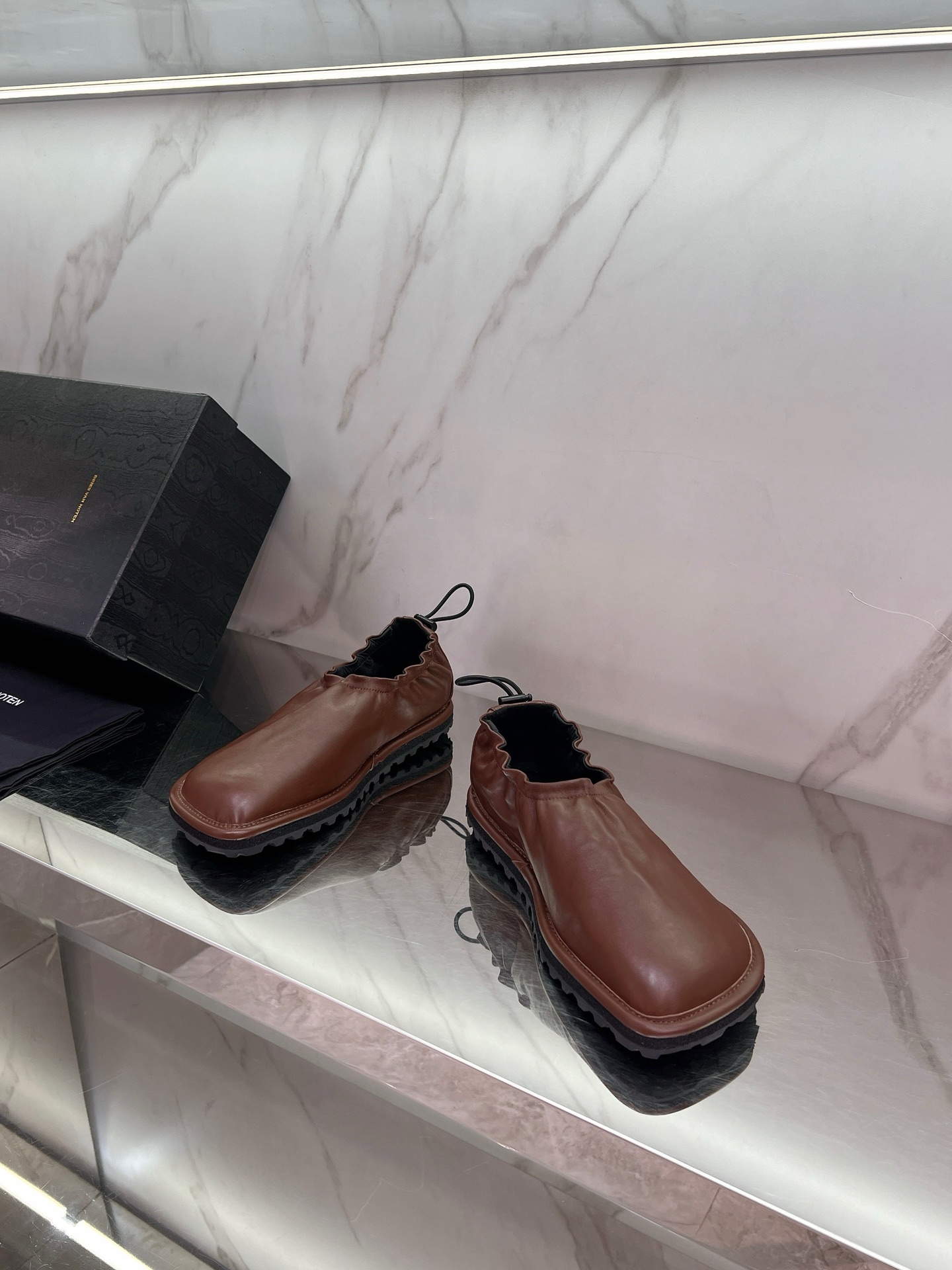 Fashion Trend 2025: Glamorous and Cosmopolitan Collection by Dries Van Noten - 图片 2