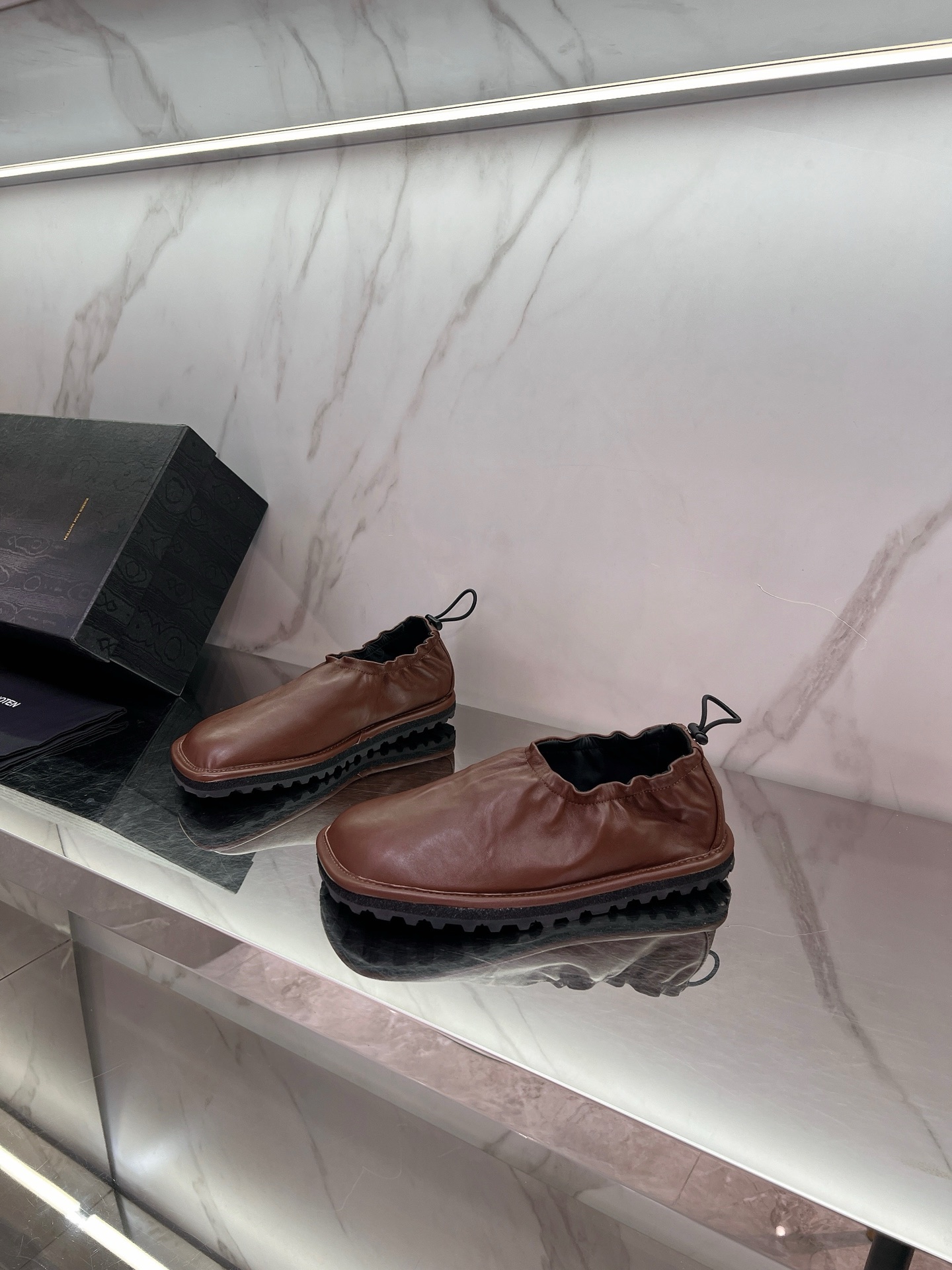 Fashion Trend 2025: Glamorous and Cosmopolitan Collection by Dries Van Noten - 图片 3