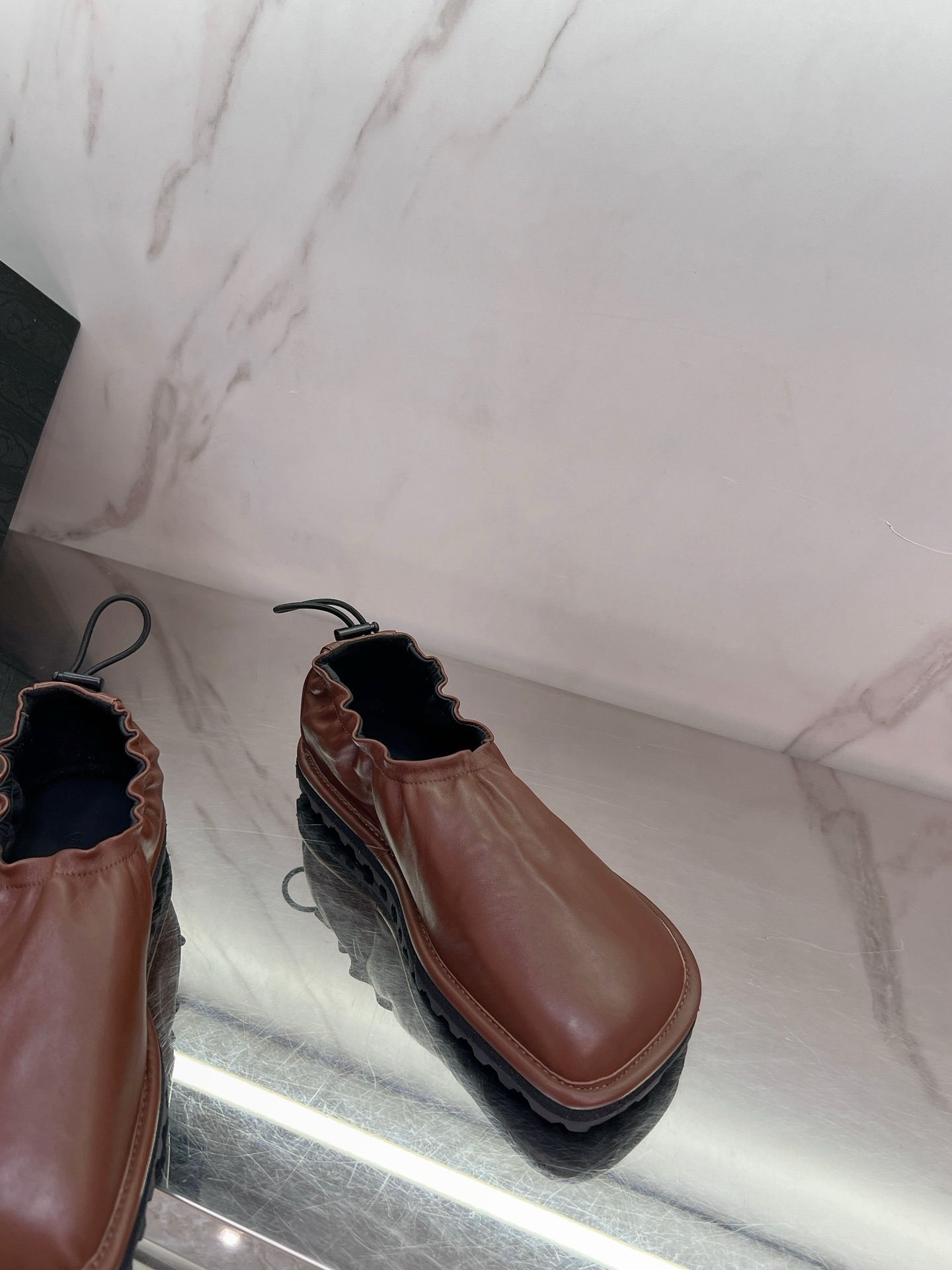 Fashion Trend 2025: Glamorous and Cosmopolitan Collection by Dries Van Noten - 图片 4