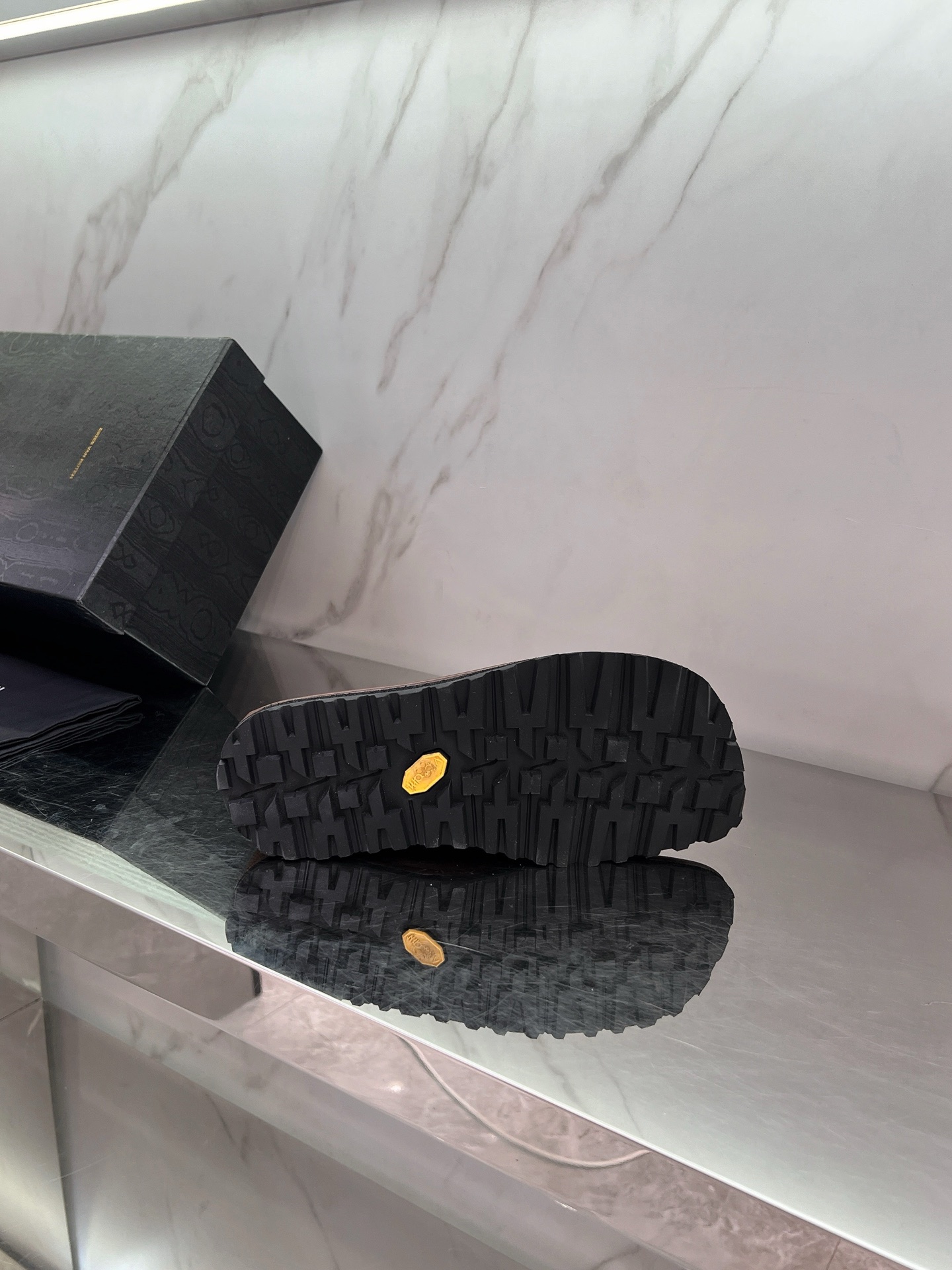 Fashion Trend 2025: Glamorous and Cosmopolitan Collection by Dries Van Noten - 图片 9