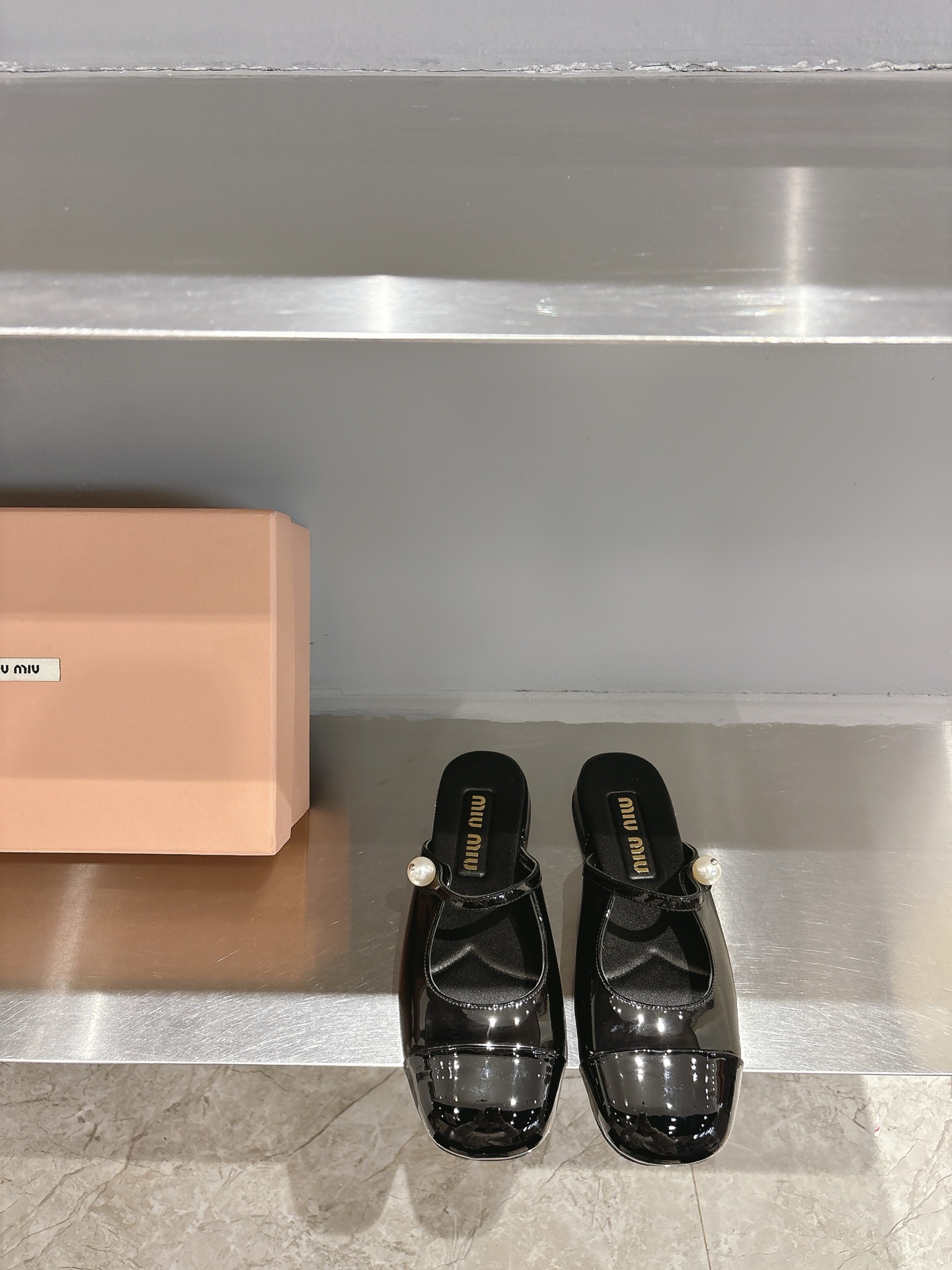 NO:258011,Miu Miu 25 Spring/Summer/Bao Toe and New Single Shoes. The square toe is very versatile and the height is very suitable for me. I don’t wear it. I will definitely not lose money on my purchase!  Original sheepskin imported fabric inner sheepskin size 35-39 (40/customized without return or replacement), semi-torque, miumiu, sheepskin19860909Miu Miu 25春夏/包头拖和新款单鞋 个性方头非常百搭,而且高度也太适合我了,穿着不累脚 绝对入手不亏的一双！ 面料进口原版羊皮 内里羊皮 码数35-39（40/定制不退不换）,半拖,miumiu,sheepskin,Women's Shoes