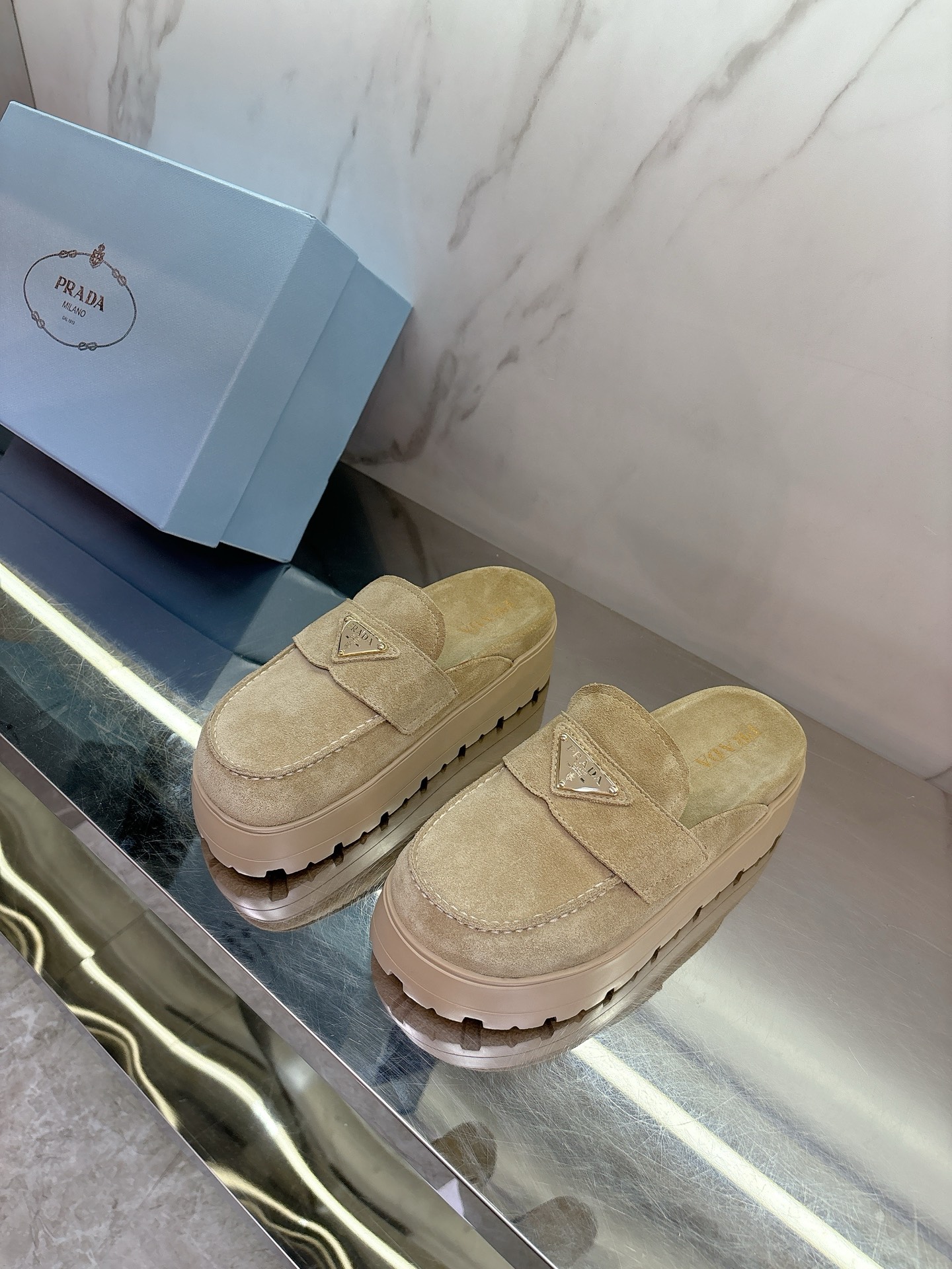 NO:232765,PRAD* 2025 early spring new thick-soled triangle-branded Muller slippers are easy to see and explode. Comfortable and versatile, not tired. The right version of Yangjing fabric, sheepskin lining, private model TPU sole, size 35-39# (40# custom made without return or exchange), semi-trail, prada, slippers, sheepskin, sheep19860909PRAD* 2025早春新款厚底三角标穆勒拖鞋好看到爆炸 舒适百搭,暴走不累 对版羊京面料,羊皮内里,私模TPU大底,码数35-39#（40#订做不退换）,半拖,prada,slippers,sheepskin,sheep,Women's Shoes