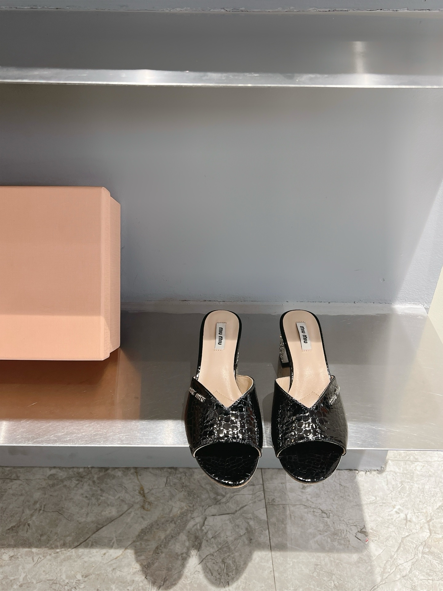 NO:257996,MiuMi* 25ss Purchase Grade, Diamond-surface pleated flat-soled Miu Comfortable and fashionable style. Lambskin material is soft in touch, full of texture, and very comfortable to wear. The pleated design on the upper looks very textured, and the diamond-surface shape adds a bit of elegance and uniqueness to the overall shape. Material: Lambskin Inner: Sheepskin Outsole: Italian imported leather sole Size: 35-39 (40.41 Customized non-return and exchange, slippers, miumiu, slippers, sheepskin19860909MiuMi* 25ss代购级 钻面打褶平底拖 Miu舒适与时尚并存的款式 小羊皮材质手感柔软,质感十足,穿着非常舒适.鞋面上的褶皱设计看起来非常有质感,钻面的造型给整体造型增添了几分优雅与独特 材质:小羊皮 内里:羊皮 大底:意大利进口真皮底 码数:35-39（40.41定制不退换,拖鞋,miumiu,slippers,sheepskin,Women's Shoes