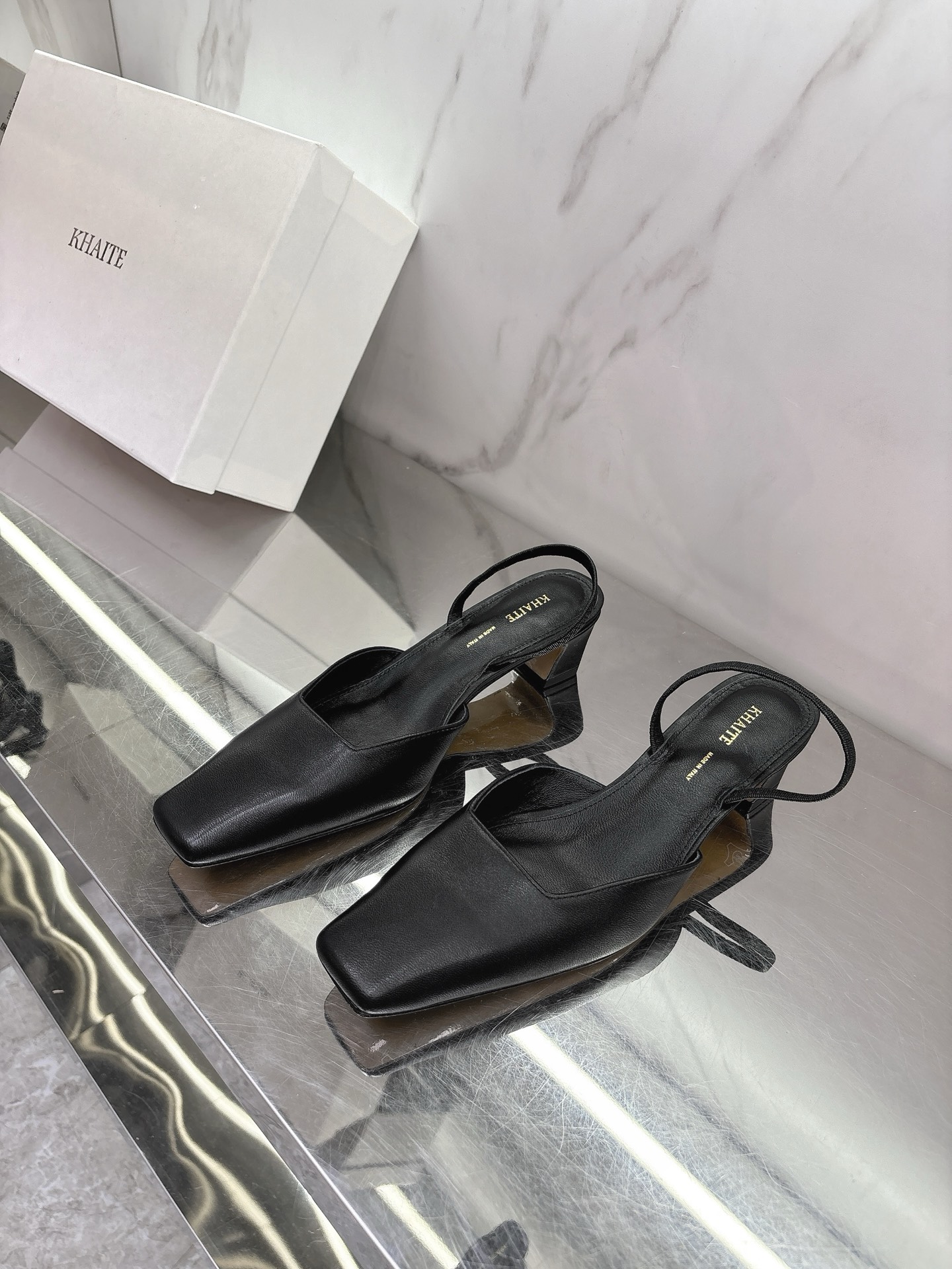 NO:232797,Khaite 5 spring and summer new square-toe sandals are A and cool and truly beautiful, not necessarily men's, but women's shoes are slender and fashionable and easy to wear fashionable long legs 1:1 customized high-quality Yangjing Shihua diamond/cowhide fabric, sheepskin lining, imported Italian leather sole, 4.5cm heel height, size 35-39# (40# custom made without return) Diamond surface leather surface, single shoe sandals, sandals, cowhide, sheepskin, sheep19860909Khaite 5春夏新款方头凉鞋又A又飒真的巨美,不一定斩男,但一定斩女鞋型纤细又时髦轻松穿出时尚大长腿原版1:1订制优质羊京施华钻/牛皮面料,羊皮内里,意大利进口真皮底,4.5cm 跟高,码数35-39#（40#订做不退换） 钻面 皮面,单鞋凉鞋,sandals,cowhide,sheepskin,sheep,Women's Shoes