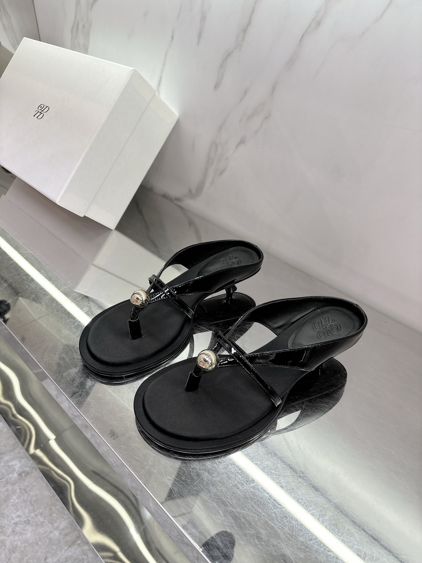 NO:232777,ODTD25 early spring new kitten heel metal ball sandals This year's popular sandals are elegant and casual, revealing inadvertent sexy. The kitten heel perfectly stretches the legs and is eye-catching and easy to add points to summer outfits. Cowhide fabric, silk cloth lining, size 35-39# (40# custom made without return or exchange), split-toe shoes, sandals, cowhide, real silk19860909ODTD25早春新款小猫跟金属球凉鞋今年大热的凉鞋优雅随性中透露不经意的性感,小猫跟完美拉长双腿比例惹眼轻松为夏日穿搭加分对版牛皮面料,真丝布内里,码数35-39#（40#订做不退换）,分趾鞋,sandals,cowhide,real silk,Women's Shoes